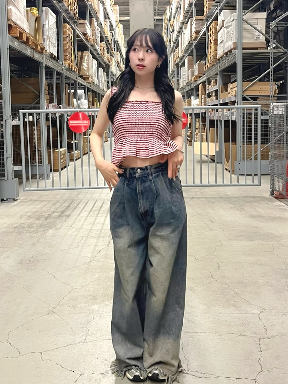 「低身長コーデ、ギンガムチェック、チェック、デニム、デニムパンツ、スニーカー、NIKE、プチプラ、夏コーデ、雨の日コーデ、きれいめカジュアル、スポーツミックス、カジュアル、お出かけコーデ、韓国ファッション」｜「GRLのアイテム（トップス、レッド系）」を使った、りなてぃさん（骨格ストレート・レディース・150cm）の夏コーディネートの1枚目の写真