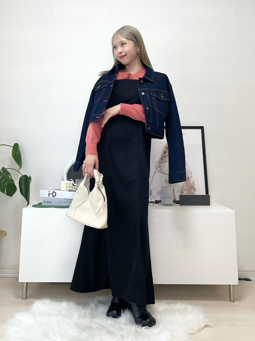 「春のおしゃ見えテクニック、デートコーデ、ピンク、春コーデ、プチプラ、春服みてみて、ブーツ、レイヤードスタイル、お出かけコーデ、ジャケットスタイル、シンプルコーデ、デニム、ワンピース、デニムジャケット、春のNewスタイル」｜「LYEONのカレッジロゴ刺繍起毛ニット（ニット/セーター、ピンク系）」を使った、りなてぃさん（骨格ストレート・レディース・150cm）の春コーディネートの1枚目の写真