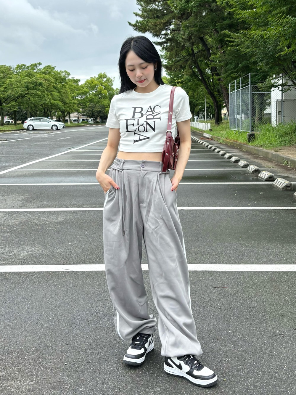 「ロゴT、フェススタイル、テーマパークコーデ、休日スタイル、ゆるコーデ、夏コーデ、白Tシャツ、Tシャツ、トラックパンツ、スニーカー、ショルダーバッグ、シンプル、韓国ファッション、きれいめカジュアル、スポーツミックス」｜「me+em selectの【 ４color 】BACロゴレタリングショートＴシャツ（Tシャツ/カットソー、ホワイト系）」を使った、りなてぃさん（骨格ストレート・レディース・150cm）の夏コーディネートの1枚目の写真