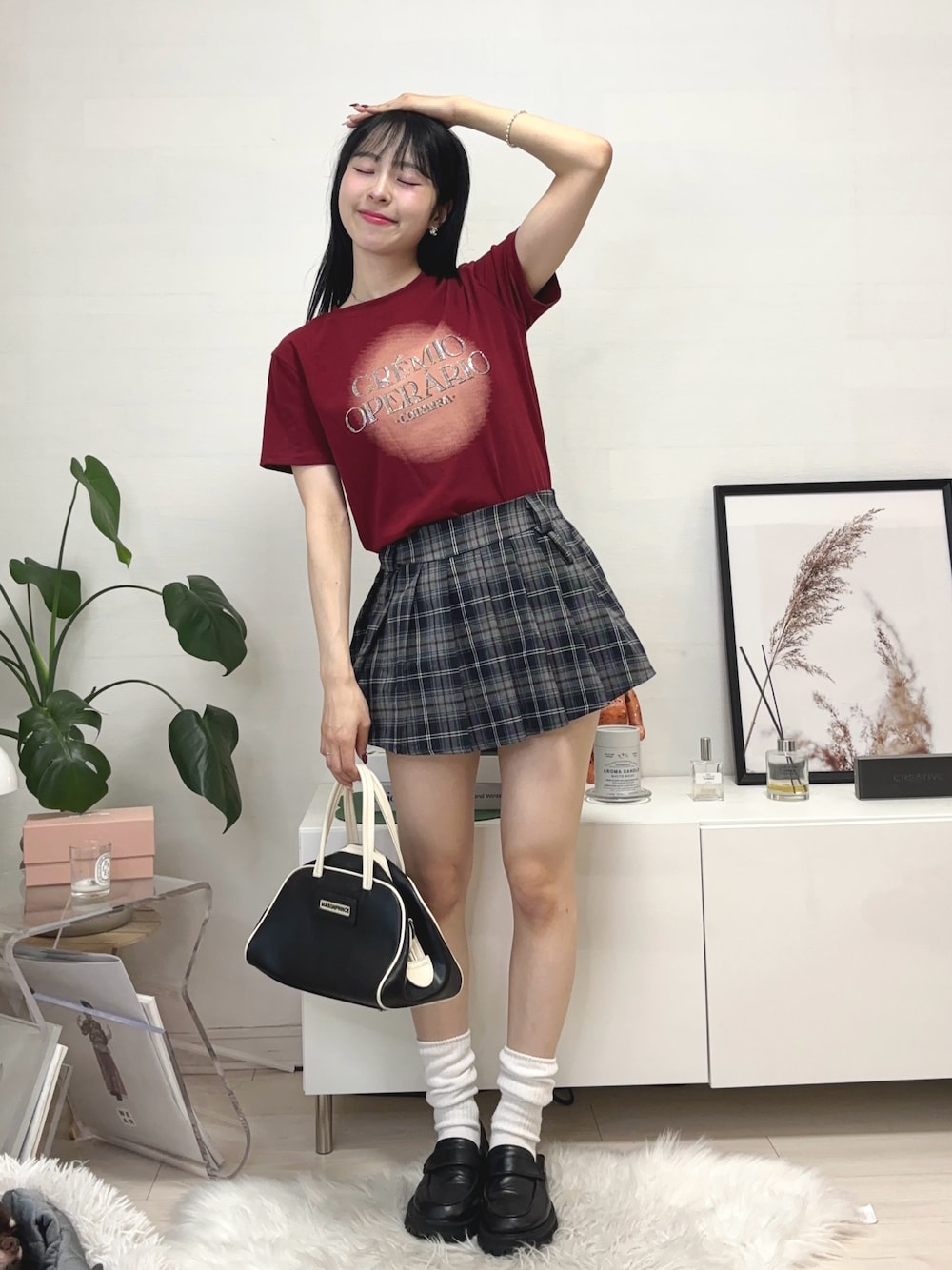 「スポーツミックス、プチプラ、夏コーデ、アツいコーデ全部見せ、ローファー、ボストンバッグ、ハンドバッグ、Tシャツ、チェック、韓国ファッション、休日スタイル、ミニスカート、ロゴT、赤、おでかけコーデ」｜「SHAGGIEのラメプリントクルーネックTEEシャツ（Tシャツ/カットソー、レッド系）」を使った、りなてぃさん（骨格ストレート・レディース・150cm）の夏コーディネートの1枚目の写真