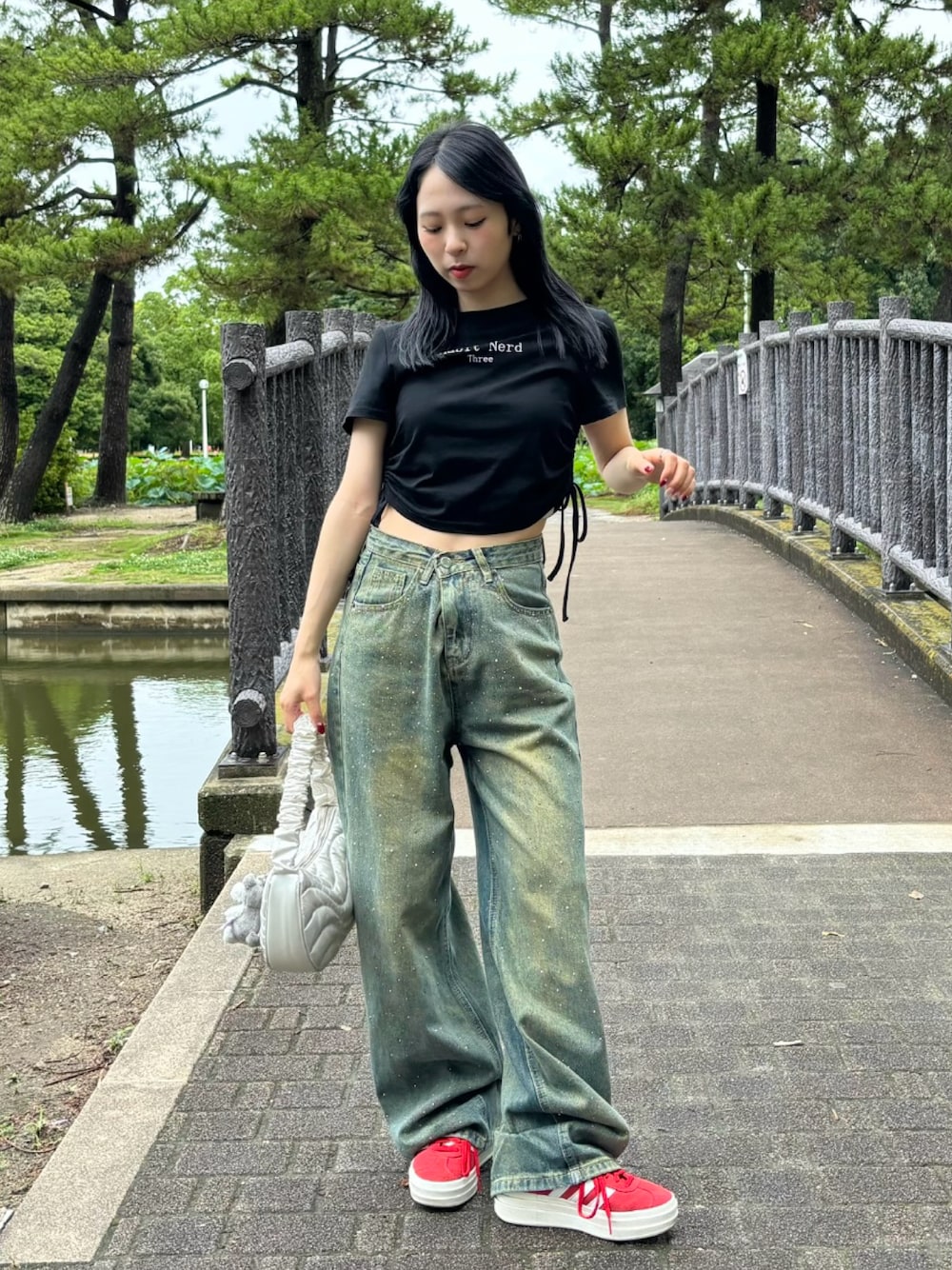 「ロゴT、Tシャツ、デニム、デニムパンツ、韓国ファッション、厚底シューズ、スニーカー、赤、ショルダーバッグ、夏コーデ、フェススタイル、アウトドアスタイル、きれいめカジュアル、休日スタイル、カジュアルコーデ」｜「WHO'S WHO galleryの【HiNT】サイドシャーリングTEE（Tシャツ/カットソー、ブラック系）」を使った、りなてぃさん（骨格ストレート・レディース・150cm）の夏コーディネートの1枚目の写真