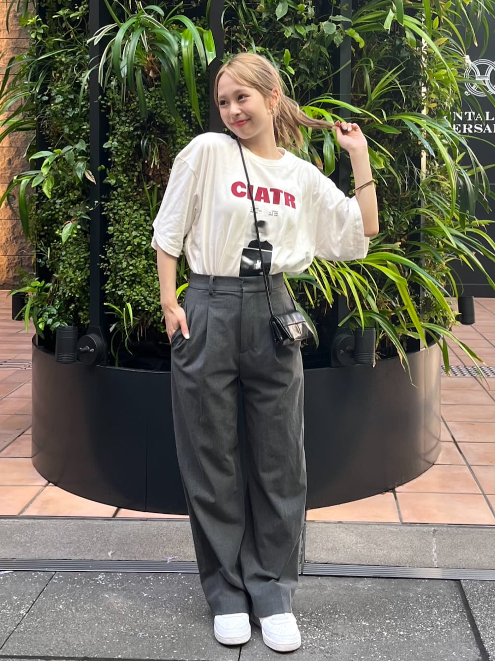 「みんなの白Tフェス、夏コーデ、Tシャツ、白T、ロゴT、プチプラ、スニーカー、白スニーカー、ショルダーバッグ、休日スタイル、ビッグシルエット、フェススタイル、お出かけコーデ、韓国ファッション、カジュアルコーデ」｜「ChillfarのグラフィックミックスTシャツ（Tシャツ/カットソー、ホワイト系）」を使った、りなてぃさん（骨格ストレート・レディース・150cm）の夏コーディネートの1枚目の写真