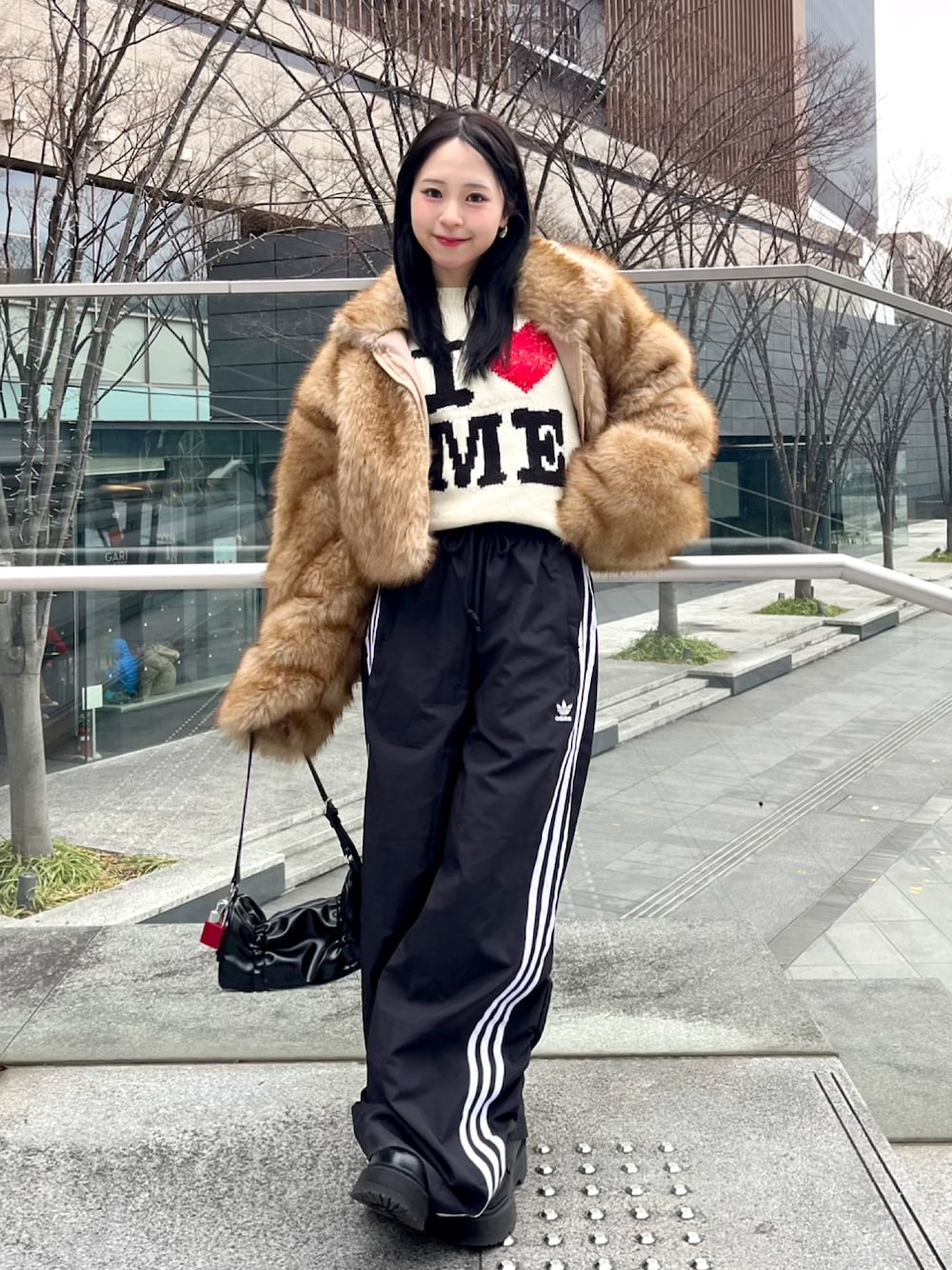 「プチプラ、冬アウター、冬コーデ、ファー、ニット、adidas、トラックパンツ、パンツスタイル、ブーツ、ショートブーツ、厚底シューズ、ショルダーバッグ、休日スタイル、きれいめカジュアル、スポーツミックス」｜「ACLENTのロゴジャガードラメニット（ニット/セーター、ホワイト系）」を使った、りなてぃさん（骨格ストレート・レディース・150cm）の冬コーディネートの1枚目の写真