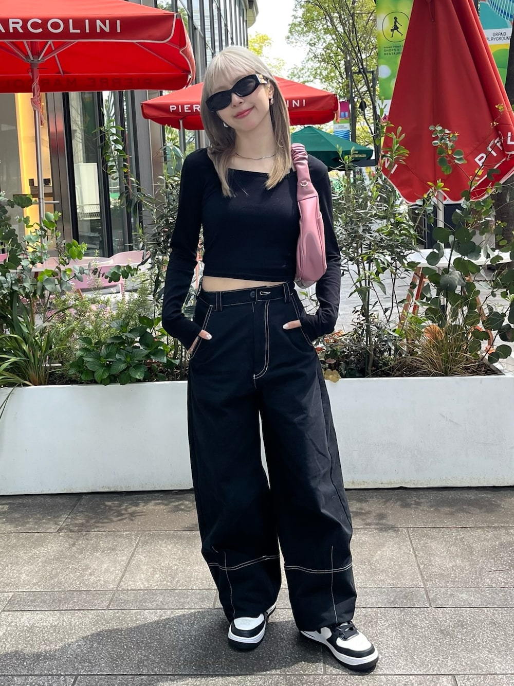 「ショルダーバッグ、春服、サングラス、休日スタイル、韓国ファッション、お出かけコーデ、ブラックコーデ、スニーカー、ピンク、ショート丈、デートコーデ、きれいめカジュアル、春コーデ、カジュアル、低身長」｜「MIUMIUのアイテム（サングラス、ブラック系）」を使った、りなてぃさん（骨格ストレート・レディース・150cm）の春コーディネートの1枚目の写真