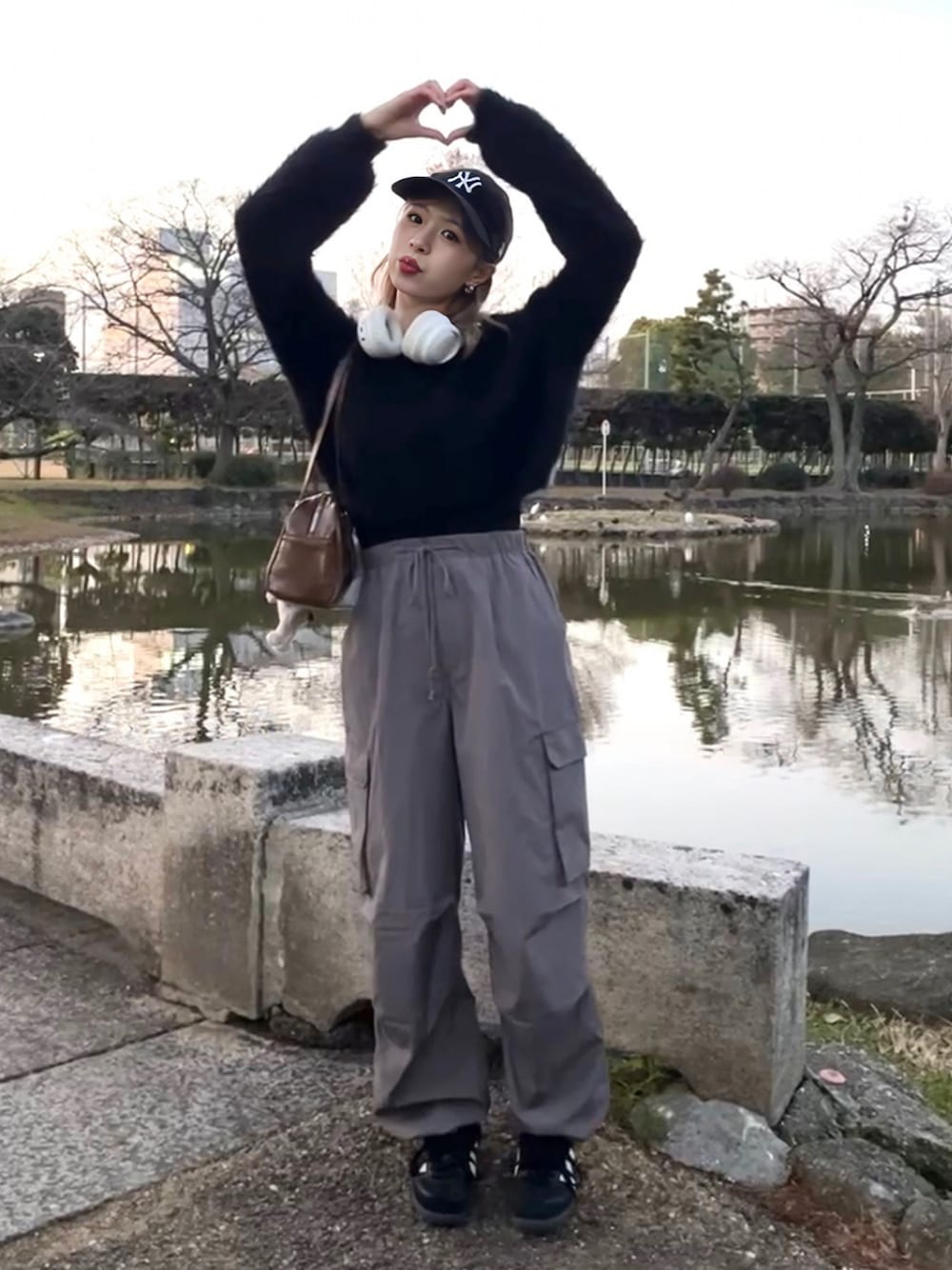 「冬を彩る色いろコーデ、チョコ色に染まれ、ショルダーバッグ、スニーカー、adidas、ニット、カーゴパンツ、キャップ、シンプルコーデ、スポーツミックス、ストリート、休日スタイル、プチプラ、お出かけコーデ、韓国ファッション」｜「NEW ERAの【NEW ERA】9TWENTY MLB BASEBALL CAP /【ニューエラ】920 ナイントゥエンティ メジャーリーグ ベースボール キャップ（キャップ、ブラック系）」を使った、りなてぃさん（骨格ストレート・レディース・150cm）の冬コーディネートの1枚目の写真
