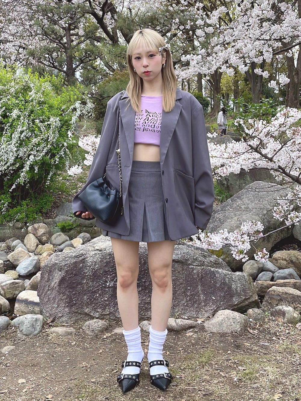 「春のNewスタイル、韓国ファッション、ミュール、セットアップ、お出かけコーデ、ショートパンツ、春アウター、春色、グレー、ショルダーバッグ、休日スタイル、春コーデ、ジャケット、ジャケットスタイル、大人カジュアル」｜「FOLLOWINのポイントアルファベットロゴクロップドTシャツカットソー（Tシャツ/カットソー、パープル系）」を使った、りなてぃさん（骨格ストレート・レディース・150cm）の春コーディネートの1枚目の写真