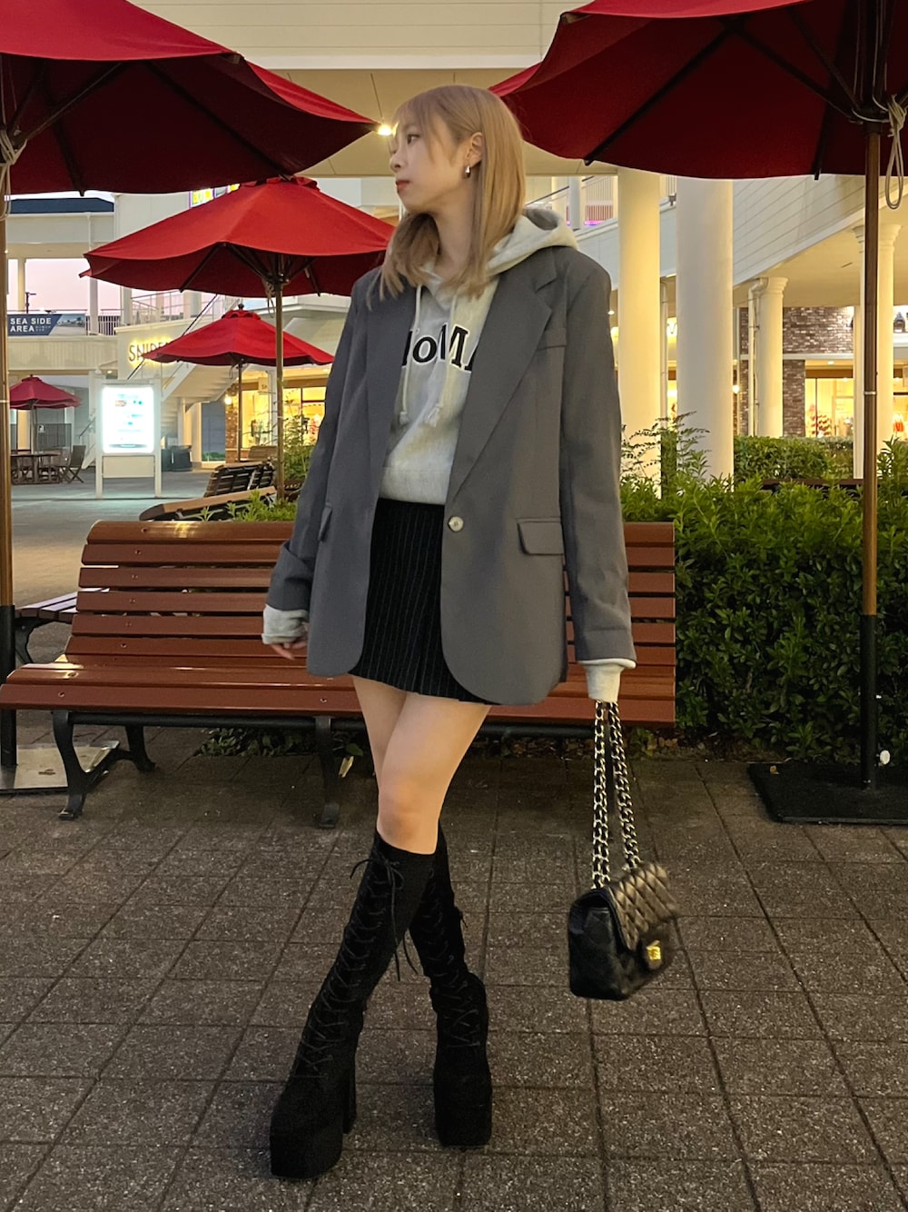 「ファッションを楽しもう、今日のコスメと服、ジャケット、ジャケットスタイル、グレー、パーカー、ブーツ、ショルダーバッグ、ビッグシルエット、レイヤードスタイル、厚底シューズ、お出かけコーデ、プチプラ、きれいめカジュアル、韓国ファッション」｜「MOMAのアイテム（パーカー、グレー系）」を使った、りなてぃさん（骨格ストレート・レディース・150cm）の秋コーディネートの1枚目の写真