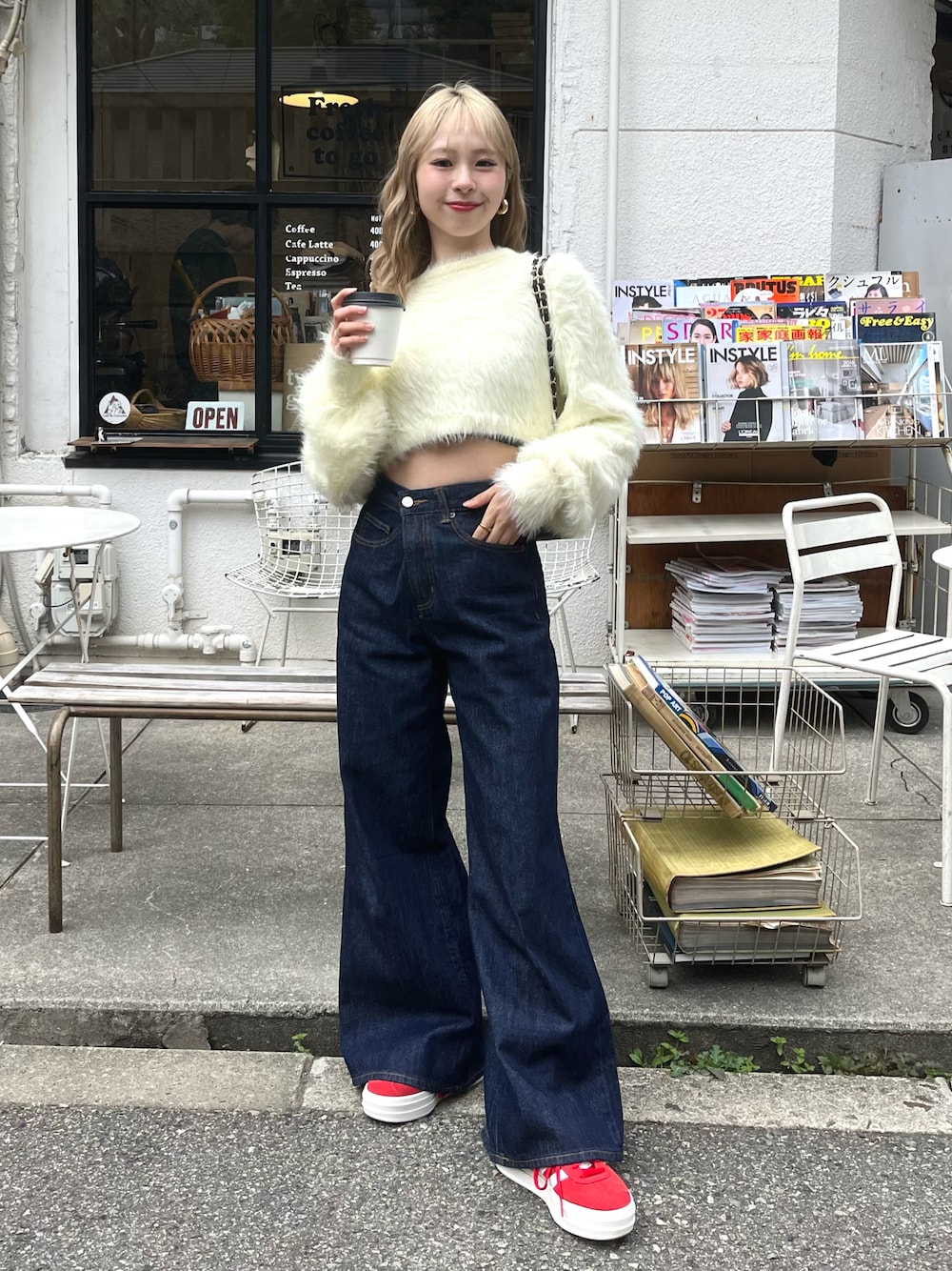 「春のおしゃ見えテクニック、春コーデ、お出かけコーデ、シンプルコーデ、デニム、デニムパンツ、ニット、シャギーニット、ショルダーバッグ、スニーカー、春服みてみて、プチプラ、スポーツミックス、厚底シューズ、春のNewスタイル」｜「JUST A NOONのチャーム付きフェザークロップドニット（ニット/セーター、ベージュ系）」を使った、りなてぃさん（骨格ストレート・レディース・150cm）の春コーディネートの1枚目の写真