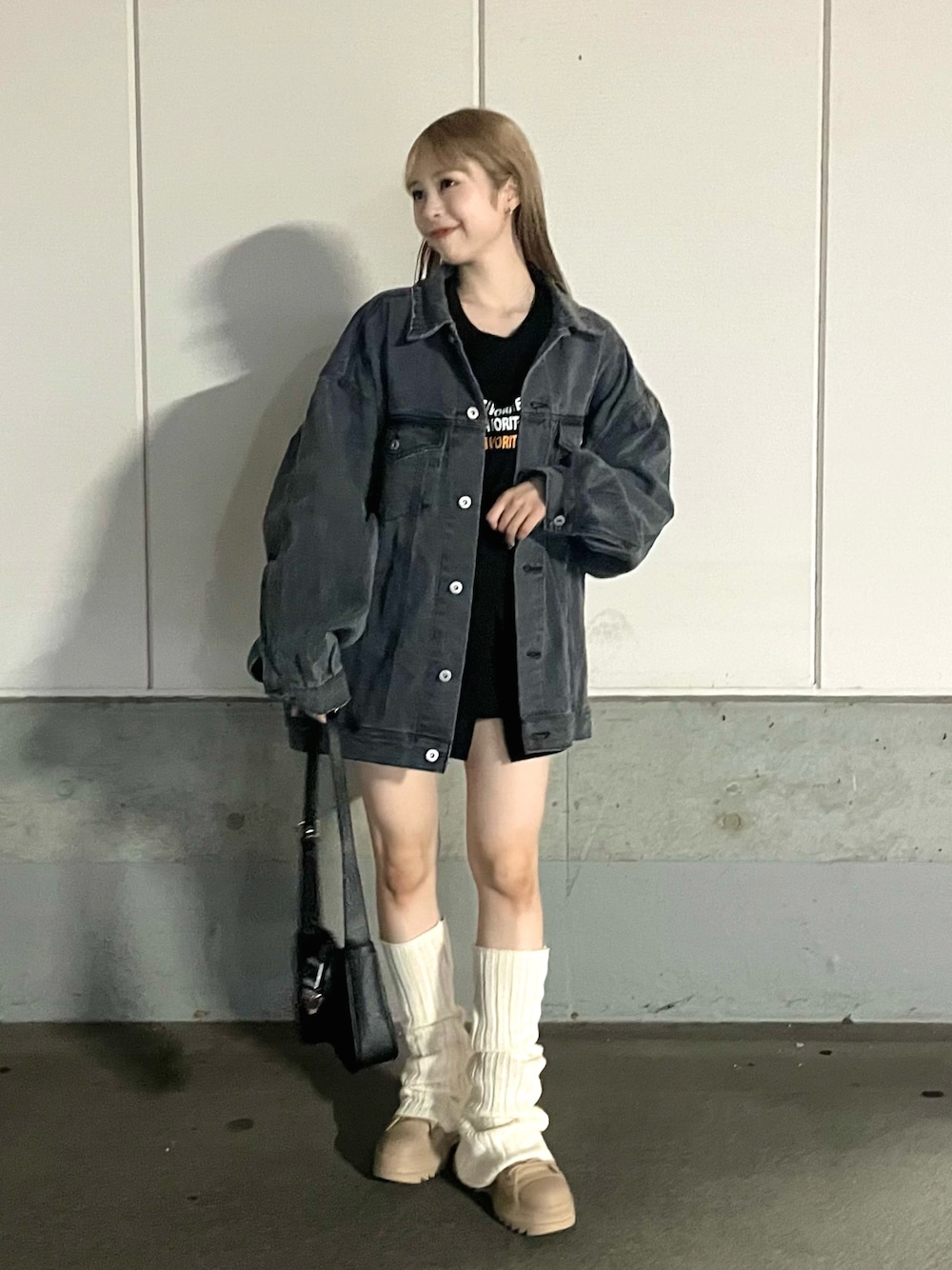 「秋先取りコーデ、秋服準備はじめました、オーバーサイズ、ショルダーバッグ、デニム、デニムジャケット、ロゴT、Tシャツ、ブーツ、厚底シューズ、厚底ブーツ、レッグウォーマー、韓国ファッション、休日スタイル、秋コーデ」｜「COLONY 2139のビッグデニムジャケット（デニムジャケット、ブラック系）」を使った、りなてぃさん（骨格ストレート・レディース・150cm）の秋コーディネートの1枚目の写真