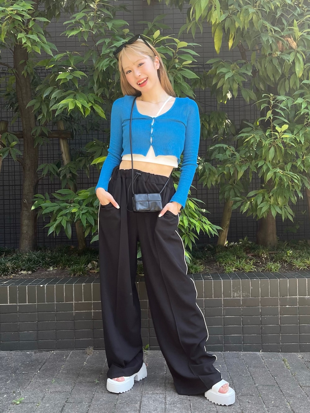 「フェススタイル、韓国ファッション、トラックパンツ、お出かけコーデ、アウトドアスタイル、プチプラ、サンダル、ストリート、サングラス、ショルダーバッグ、厚底シューズ、夏コーデ、ミニバッグ、WEARyouthコーデ、アツいコーデ全部見せ」｜「SHEINのアイテム（サングラス、ブラック系）」を使った、りなてぃさん（骨格ストレート・レディース・150cm）の夏コーディネートの1枚目の写真
