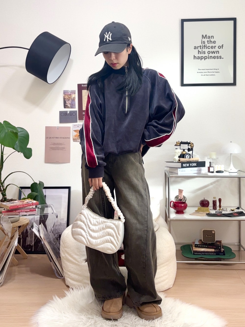 「キャップ、トラックジャケット、デニム、デニムパンツ、ムートンブーツ、厚底シューズ、冬コーデ、カジュアル、ストリート、休日スタイル、韓国ファッション、低身長、お出かけコーデ、カジュアルスタイル、UGG」｜「NEW ERAの【NEW ERA】9TWENTY MLB BASEBALL CAP /【ニューエラ】920 ナイントゥエンティ メジャーリーグ ベースボール キャップ（キャップ、ブラック系）」を使った、りなてぃさん（骨格ストレート・レディース・150cm）の冬コーディネートの1枚目の写真