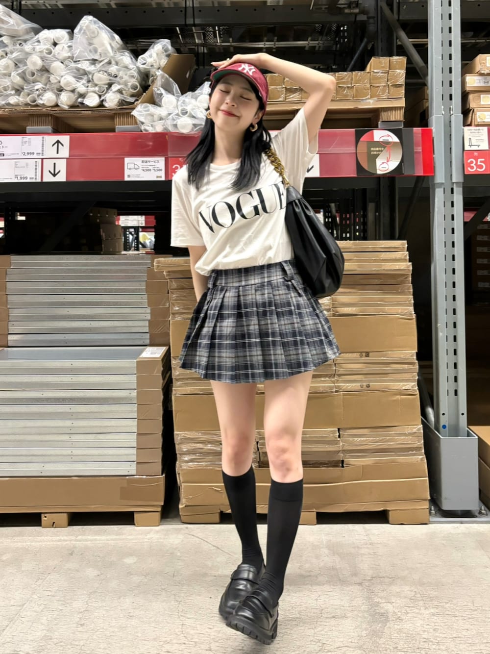「アツいコーデ全部見せ、お出かけコーデ、秋服準備はじめました、キャップ、Tシャツ、白Tシャツ、ロゴT、チェック、ミニスカート、ローファー、厚底シューズ、夏コーデ、ショルダーバッグ、デートコーデ、古着MIX」｜「MLBのアイテム（キャップ、レッド系）」を使った、りなてぃさん（骨格ストレート・レディース・150cm）の夏コーディネートの1枚目の写真