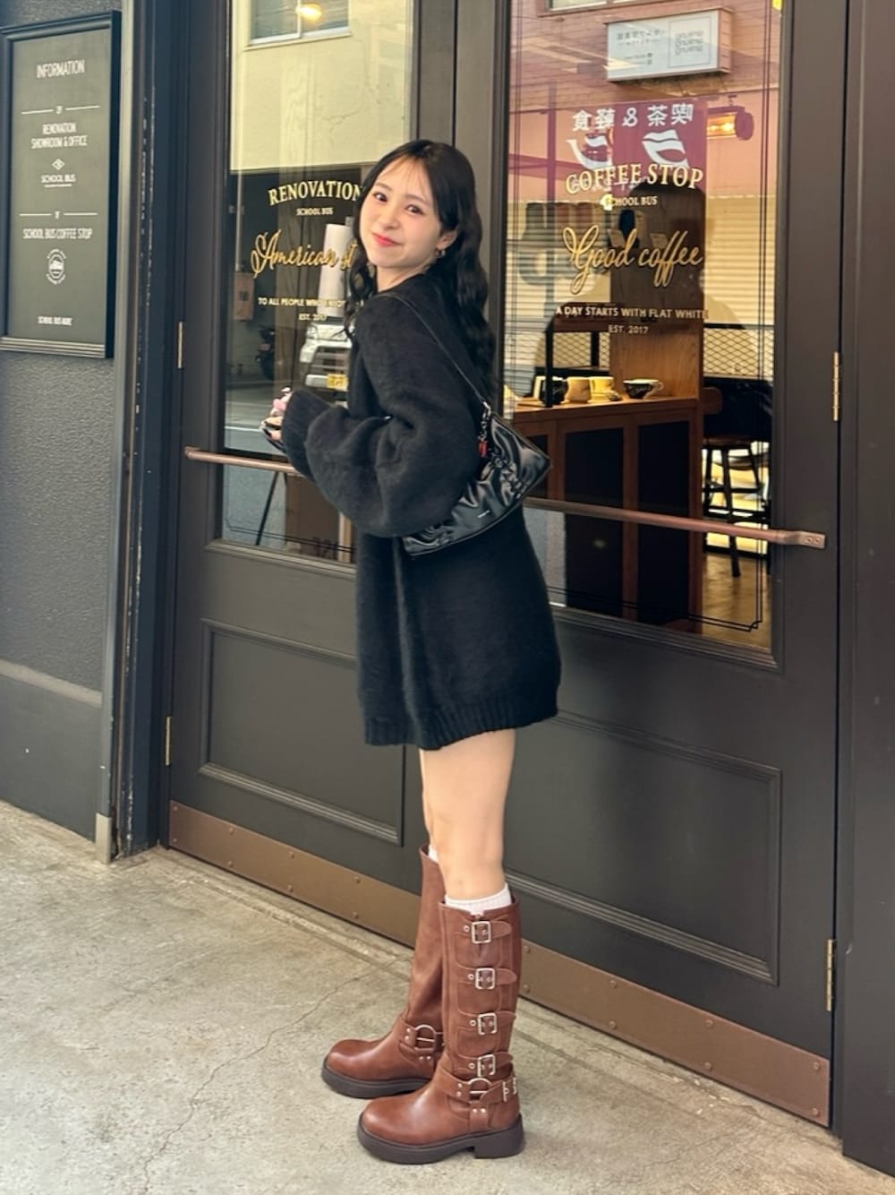 「ブラウン、ニット、ニットワンピース、お出かけコーデ、秋コーデ、休日スタイル、ショルダーバッグ、ロングブーツ、プチプラ、ブーツ、ブラック、ワンピース、韓国ファッション、低身長コーデ、デートコーデ」｜「DIIVAのアイテム（ニット/セーター、ブラック系）」を使った、りなてぃさん（骨格ストレート・レディース・150cm）の秋コーディネートの1枚目の写真