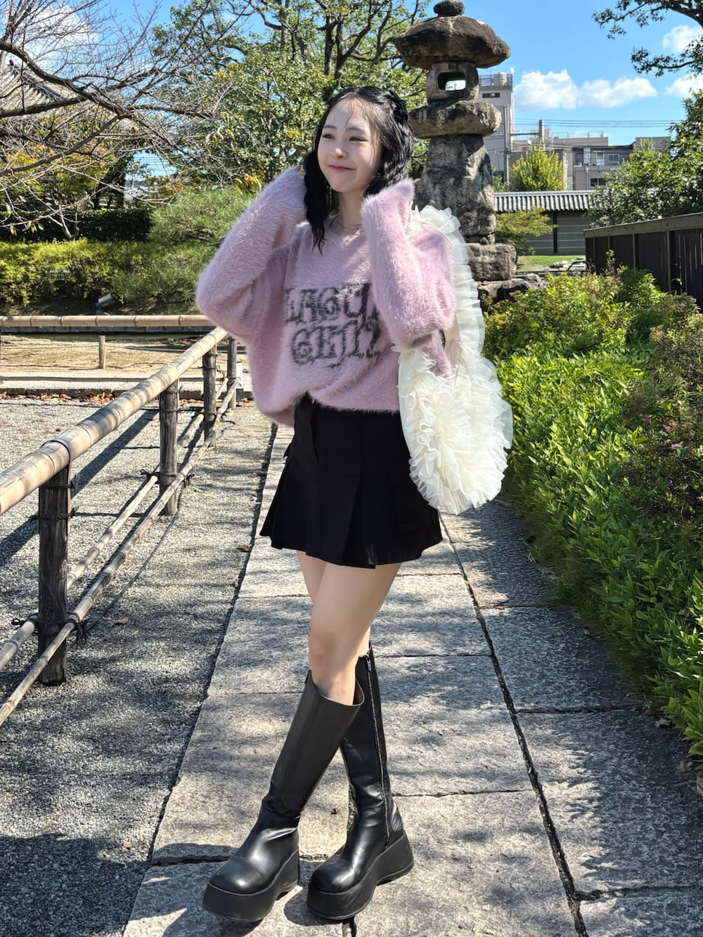 「秋っぽコーデ更新中、秋コーデ、ピンク、ニット、シャギーニット、スカート、ブーツ、厚底シューズ、ロングブーツ、デートコーデ、ショルダーバッグ、ハロウィン、ミニスカート、お出かけコーデ、韓国ファッション」｜「LAGUA GEMの【追加生産】SWIRL LOGO SHAGGY ニット（ニット/セーター、ピンク系）」を使った、りなてぃさん（骨格ストレート・レディース・150cm）の秋コーディネートの1枚目の写真
