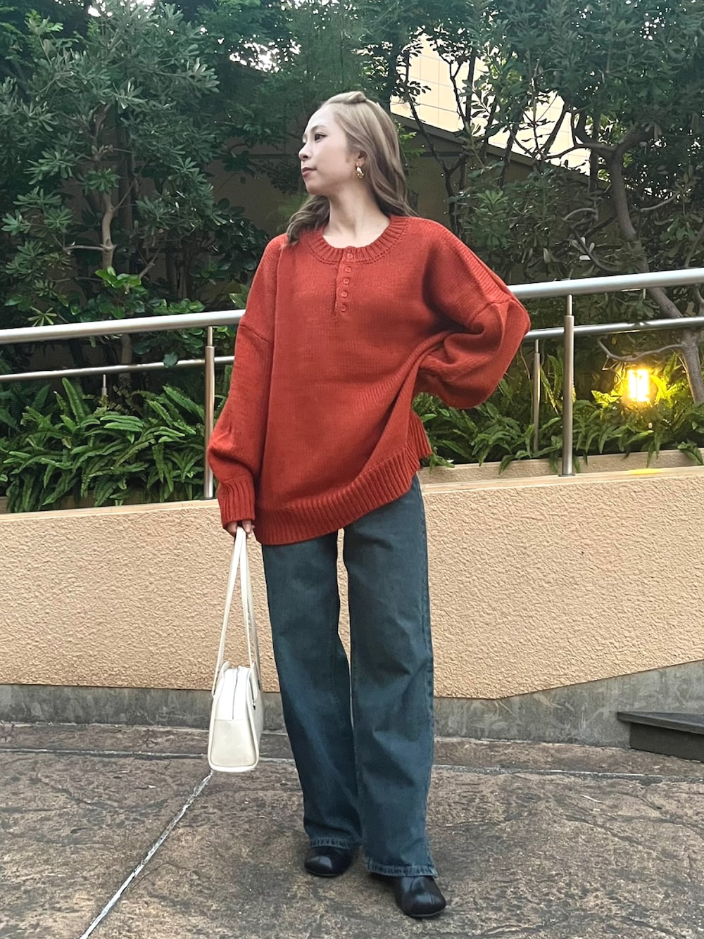 「秋コーデ、ニット、オーバーサイズ、カラー×コーデ、デニム、デニムパンツ、ショルダーバッグ、韓国ファッション、ブーツ、きれいめカジュアル、カジュアルコーデ、ハロウィン、ビッグシルエット、休日スタイル、低身長コーデ」｜「Chillfarの23AWヘンリーネックボリュームニット（ニット/セーター、オレンジ系）」を使った、りなてぃさん（骨格ストレート・レディース・150cm）の秋コーディネートの1枚目の写真