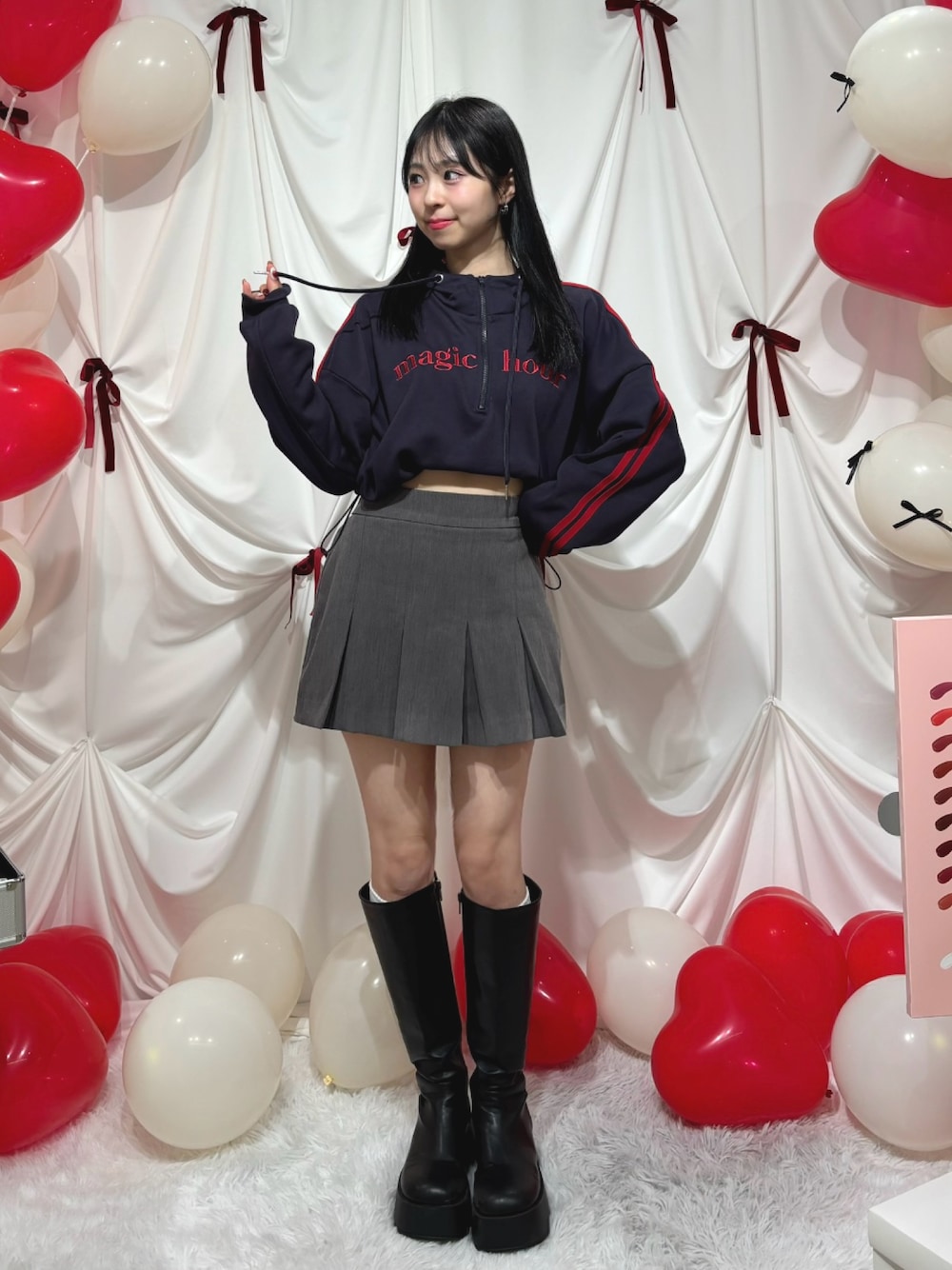 「最近のいい感じコーデ、パーカー、スウェット、ミニスカート、ロングブーツ、厚底シューズ、冬コーデ、きれいめカジュアル、お出かけコーデ、韓国ファッション、ブーツ、テーマパークコーデ、クリスマスに着たい服、マイベストコーデ2024、低身長コーデ」｜「Ambre Neige by りなてぃの【りなてぃコラボ】ハーフジップロゴスウェット/WEB/EC限定商品（スウェット、ブルー系）」を使った、りなてぃさん（骨格ストレート・レディース・150cm）の秋コーディネートの1枚目の写真