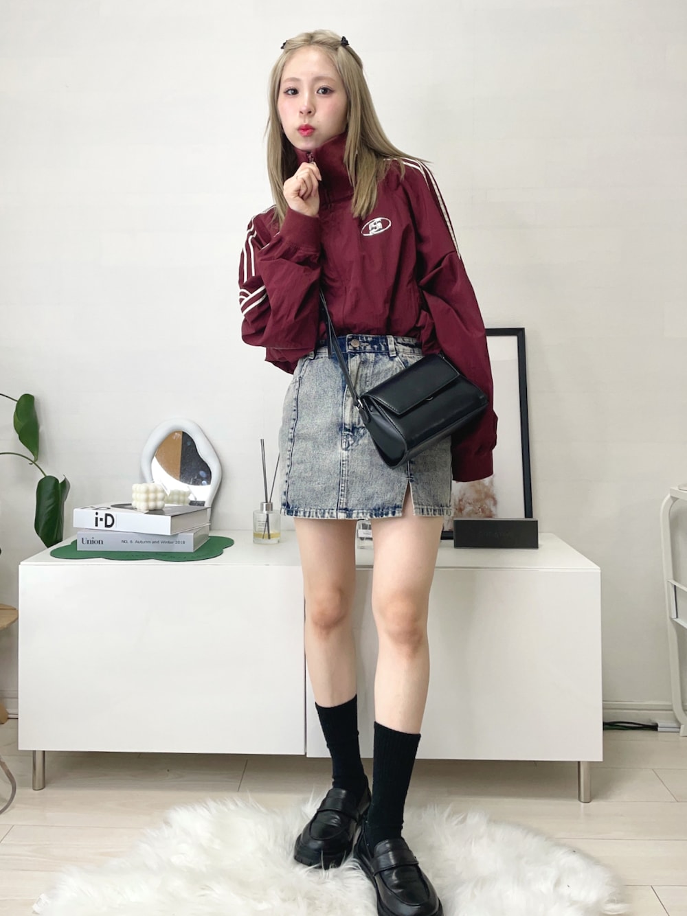 「春のNewスタイル、ショルダーバッグ、休日スタイル、スポーツミックス、春色、ローファー、厚底シューズ、シンプルコーデ、デニム、デニムスカート、トラックジャケット、春アウター、お出かけコーデ、ショートパンツ、大人カジュアル」｜「WHO'S WHO galleryの【セットアップ対応】Sロゴナイロントラックジャケット（ナイロンジャケット、レッド系）」を使った、りなてぃさん（骨格ストレート・レディース・150cm）の春コーディネートの1枚目の写真