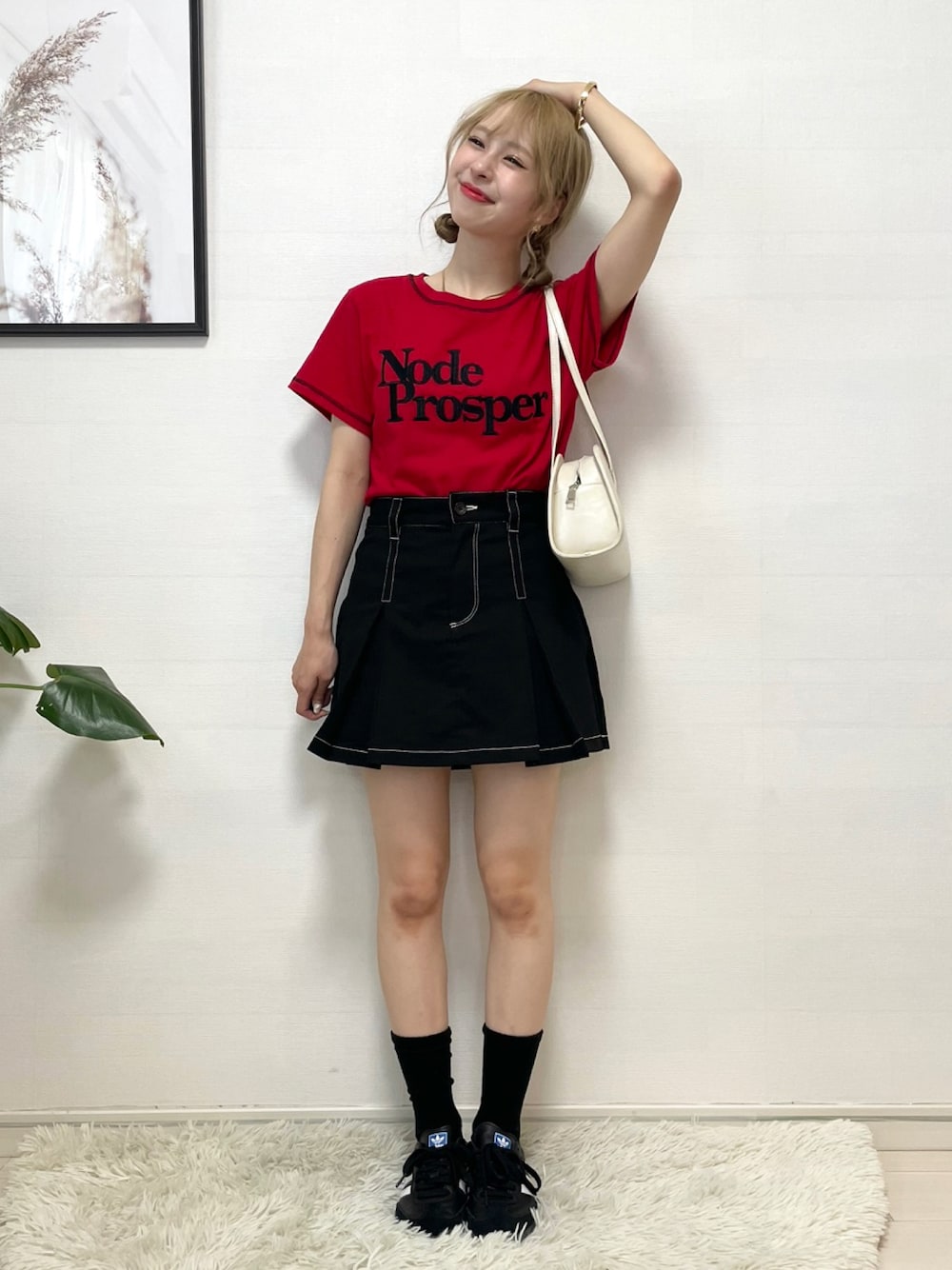 「休日スタイル、フェススタイル、韓国ファッション、ロゴT、ショートパンツ、ミニスカート、スニーカー、Tシャツ、ショルダーバッグ、きれいめカジュアル、キレイめ、夏コーデ、休日コーデ、夏服、低身長コーデ」｜「jouetieのロゴステッチTシャツ（Tシャツ/カットソー、レッド系）」を使った、りなてぃさん（骨格ストレート・レディース・150cm）の夏コーディネートの1枚目の写真