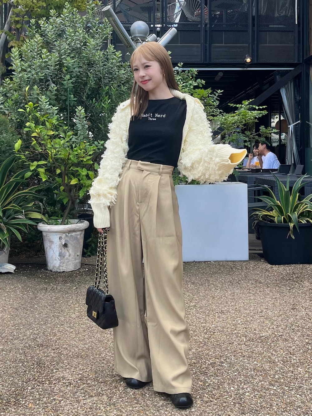 「秋服コーデ、休日スタイル、韓国ファッション、秋コーデ、ブーツ、ショルダーバッグ、ベージュ、お出かけコーデ、カーディガン、ボレロ、シンプルコーデ、きれいめカジュアル、ロゴT、キレイめ、レイヤードスタイル」｜「WHO'S WHO galleryの【HiNT】サイドシャーリングTEE（Tシャツ/カットソー、ブラック系）」を使った、りなてぃさん（骨格ストレート・レディース・150cm）の秋コーディネートの1枚目の写真