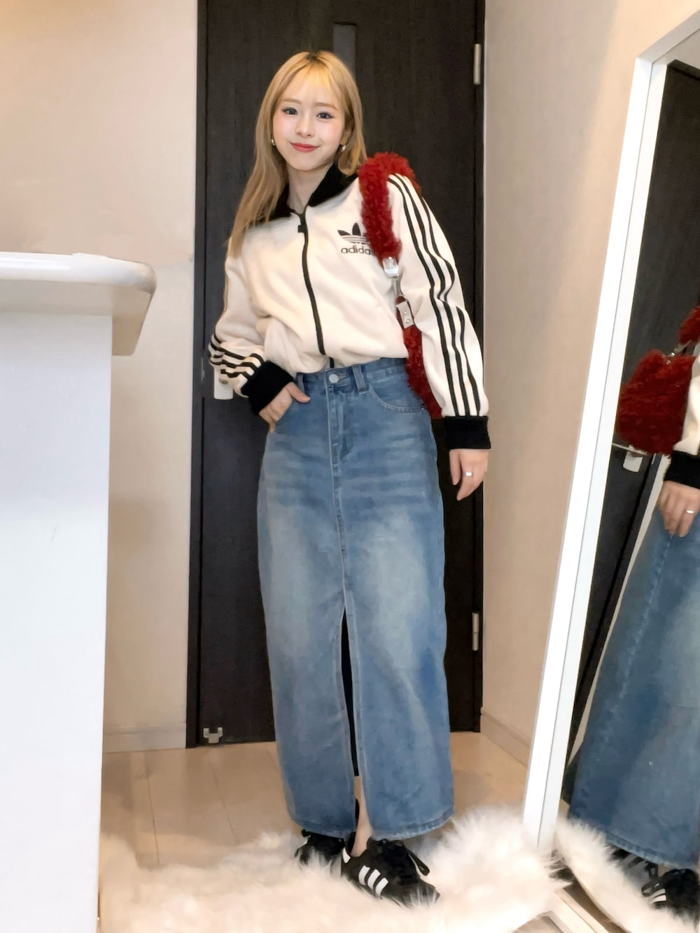 「春服みてみて、トラックジャケット、ジャケット、デニム、デニムスカート、ロングスカート、スニーカー、ショルダーバッグ、ファーバッグ、春色、休日スタイル、春アウター、スポーツミックス、春コーデ、春のNewスタイル」｜「adidasのアディダス オリジナルス プレミアム ベッケンバウアー リュクス トラックトップ（トップス、ホワイト系）」を使った、りなてぃさん（骨格ストレート・レディース・150cm）の冬コーディネートの1枚目の写真