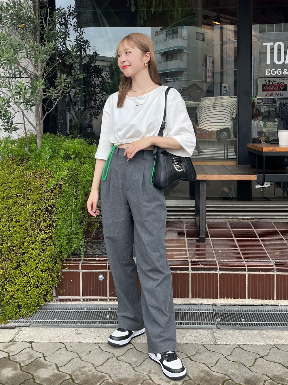 「お出かけコーデ、休日スタイル、ロゴT、ワイドパンツ、ショルダーバッグ、韓国ファッション、スニーカー、プチプラ、きれいめカジュアル、カジュアルコーデ、低身長コーデ、Tシャツ、カラー×コーデ、シンプルコーデ、パンツスタイル」｜「casaneのカラードロストショートトップス（Tシャツ/カットソー、ホワイト系）」を使った、りなてぃさん（骨格ストレート・レディース・150cm）の秋コーディネートの1枚目の写真