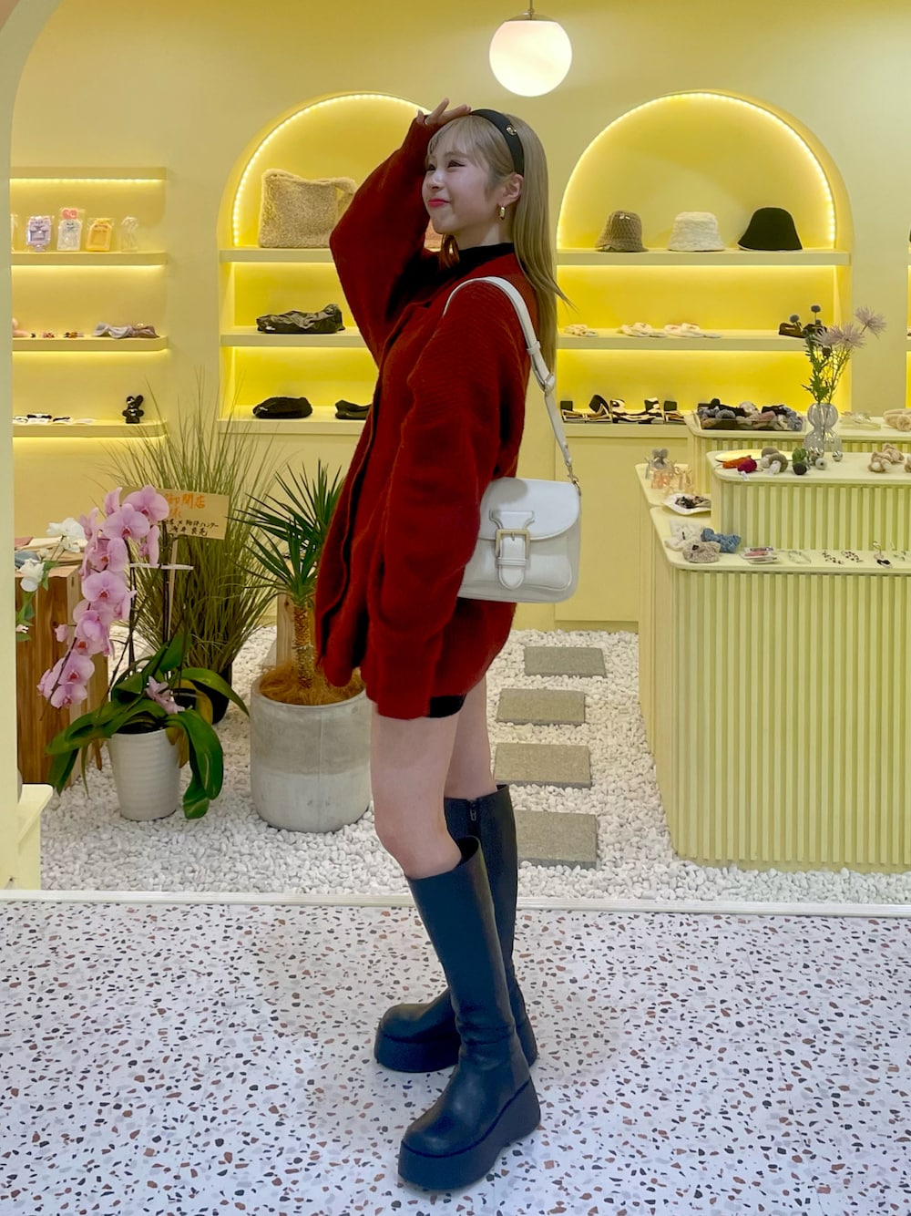 「春色、休日スタイル、カーディガン、ショルダーバッグ、オーバーサイズ、ロングブーツ、ブーツ、厚底シューズ、レイヤードスタイル、プチプラ、ニット、シンプルコーデ、韓国ファッション、赤、低身長」｜「VANNIE Uのミックスオーバーニットカーディガン（ニット/セーター、レッド系）」を使った、りなてぃさん（骨格ストレート・レディース・150cm）の冬コーディネートの1枚目の写真