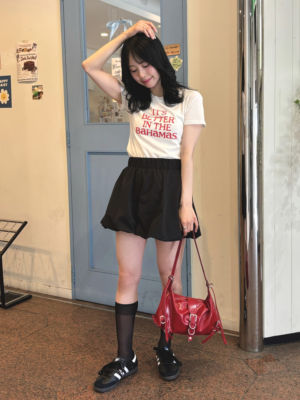 「プチプラ、夏だ！Tシャツ着よう！、Tシャツ、ロゴT、バルーンパンツ、スニーカー、adidas、大人かわいい、夏コーデ、韓国ファッション、スポーツミックス、きれいめカジュアル、ショルダーバッグ、お出かけコーデ、さらっと晴れやかスナップ」｜「SHAGGIEのフロントロゴプリントミニTEEシャツ（Tシャツ/カットソー、ホワイト系）」を使った、りなてぃさん（骨格ストレート・レディース・150cm）の夏コーディネートの1枚目の写真