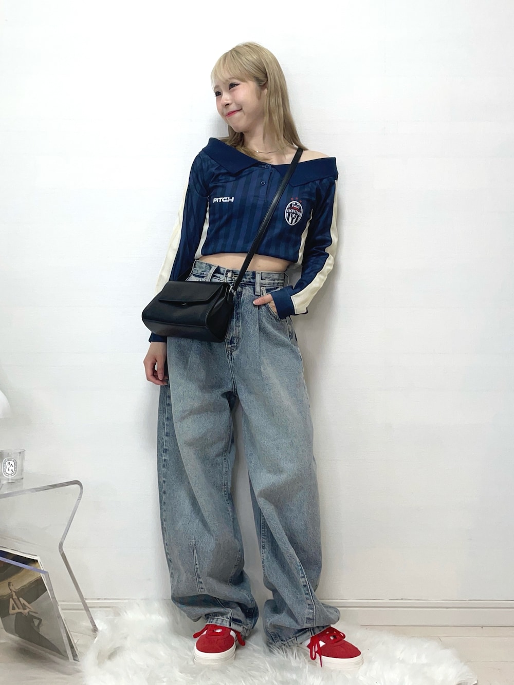 「春のNewスタイル、春服、韓国ファッション、お出かけコーデ、ショルダーバッグ、スポーツミックス、オフショル、デニム、デニムパンツ、厚底シューズ、大人カジュアル、休日スタイル、古着MIX、ストリート、カジュアル」｜「sedacle girlのオフショルユニフォームTEE（Tシャツ/カットソー、ブルー系）」を使った、りなてぃさん（骨格ストレート・レディース・150cm）の春コーディネートの1枚目の写真