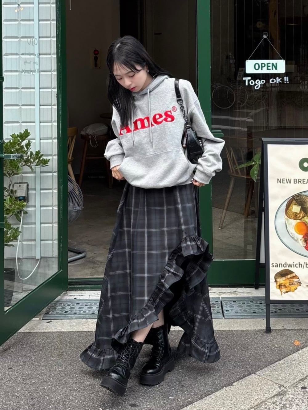 「最近のいい感じコーデ、休日スタイル、プチプラ、厚底シューズ、ブーツ、ショートブーツ、チェック、ロングスカート、パーカー、韓国ファッション、ショルダーバッグ、冬コーデ、お出かけコーデ、クリスマスコーデ、低身長」｜「AMESWORLDWIDEの【AMESWORLDWIDE 】ベーシックロゴフーディ / BASIC LOGO HOODIE（パーカー、グレー系）」を使った、りなてぃさん（骨格ストレート・レディース・150cm）の秋コーディネートの1枚目の写真