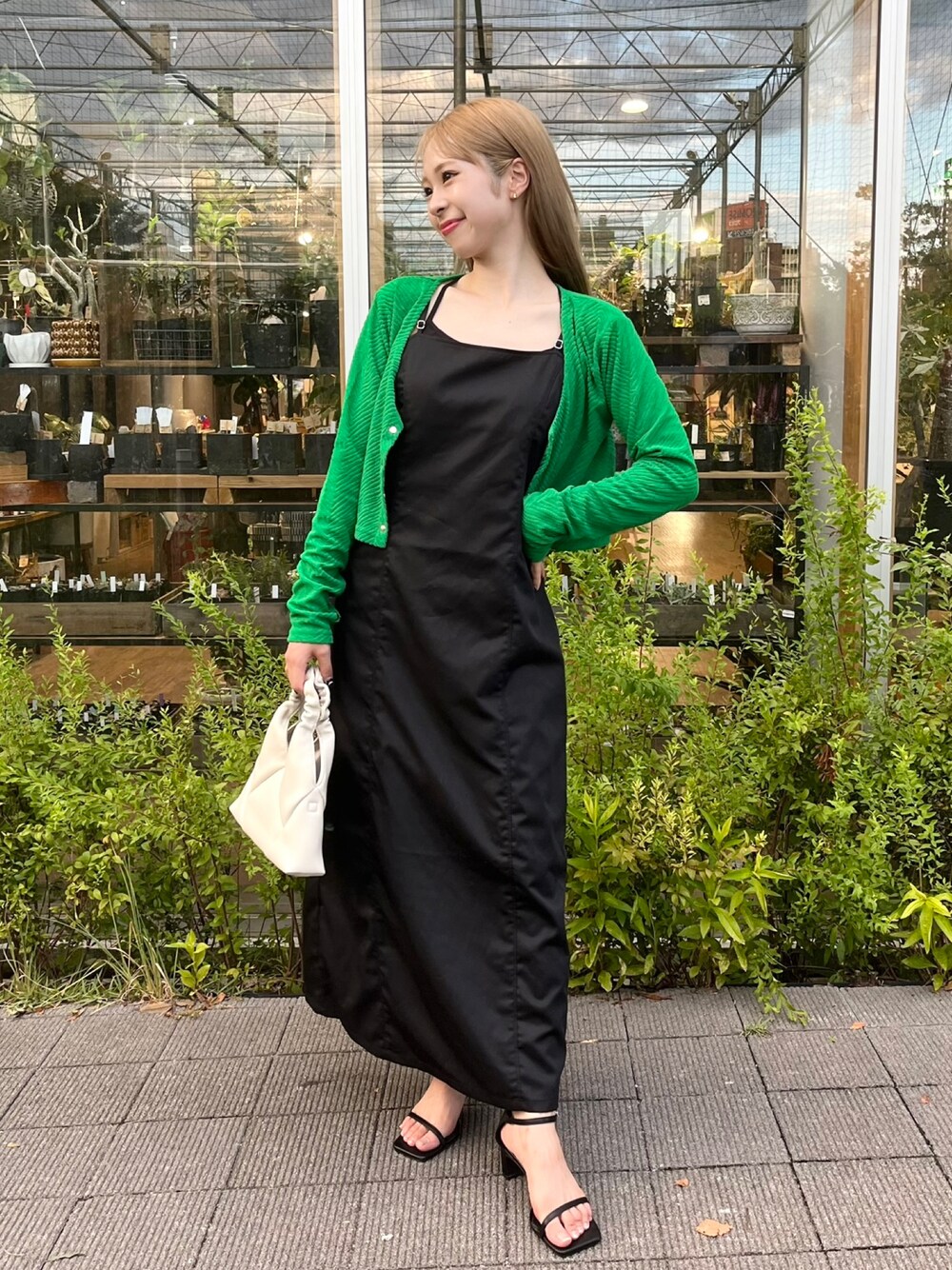 「キレイめ、カーディガン、ワンピース、秋コーデ、秋服準備はじめました、WEARyouthコーデ、韓国ファッション、カラー×コーデ、ハンドバッグ、ミニバッグ、休日スタイル、秋服コーデ、シンプルコーデ、オトナ女子、低身長」｜「mietteのﾊﾟｲﾙｼﾞｬｶﾞｰﾄﾞUﾈｯｸｼｮｰﾄﾄｯﾌﾟｽ（Tシャツ/カットソー、グリーン系）」を使った、りなてぃさん（骨格ストレート・レディース・150cm）の夏コーディネートの1枚目の写真
