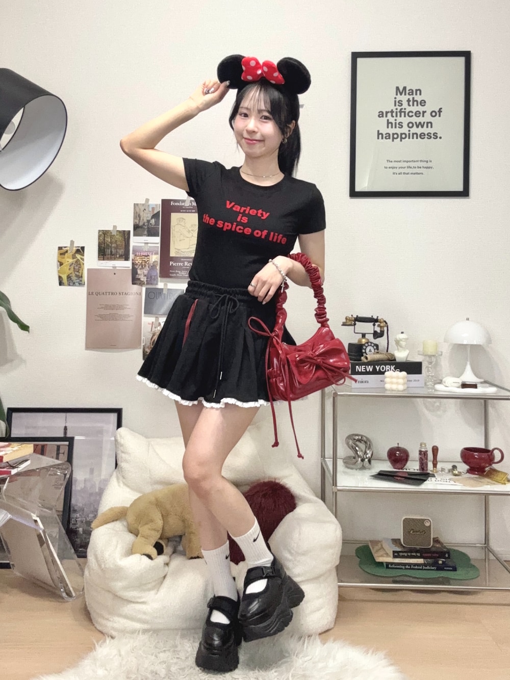 「お出かけコーデ、休日スタイル、韓国ファッション、ショルダーバッグ、サンダル、プチプラ、Tシャツ、ロゴT、テーマパークコーデ、スポーツミックス、レース、春夏コーデ、低身長、ディズニーコーデ、夏コーデ」｜「LAGUA GEMのFROCKY PRINT Tシャツ（Tシャツ/カットソー、ブラック系）」を使った、りなてぃさん（骨格ストレート・レディース・150cm）の春コーディネートの1枚目の写真