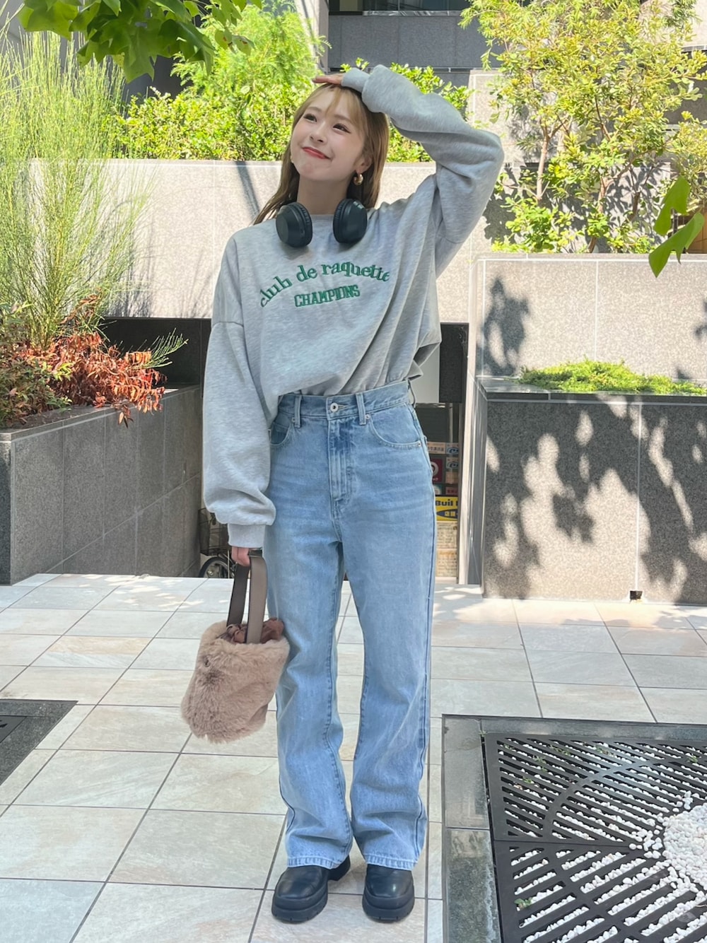 「秋服まるっと大公開、秋コーデ、スウェット、デニム、デニムパンツ、厚底シューズ、ファーバッグ、ハンドバッグ、きれいめカジュアル、カジュアルコーデ、休日スタイル、シンプルコーデ、韓国ファッション、プチプラ、パンツスタイル」｜「MANGROVEのカジュアルロゴ刺繍スウェット（スウェット、グリーン系）」を使った、りなてぃさん（骨格ストレート・レディース・150cm）の秋コーディネートの1枚目の写真