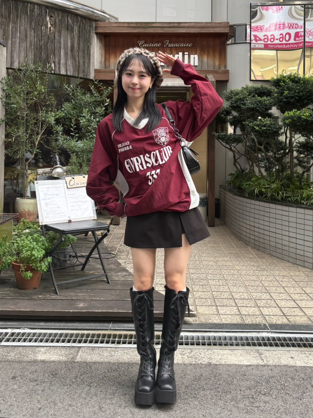 「秋コーデ、テーマパークコーデ、スポーツミックス、休日スタイル、ロングブーツ、厚底シューズ、ブーツ、ショルダーバッグ、韓国ファッション、レオパード、ベレー帽、レザー、ハロウィン、お出かけコーデ、秋カラー」｜「EVRISのブロケットコアナイロンユニフォームトップス（Tシャツ/カットソー、レッド系）」を使った、りなてぃさん（骨格ストレート・レディース・150cm）の秋コーディネートの1枚目の写真