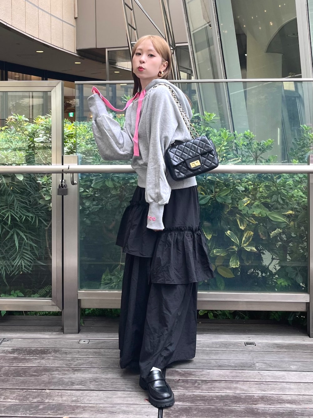 「秋服まるっと大公開、ローファー、秋コーデ、ショルダーバッグ、お出かけコーデ、シンプルコーデ、スウェット、パーカー、休日スタイル、ロングスカート、ティアードスカート、グレー、カラー×コーデ、きれいめカジュアル、カジュアルコーデ」｜「mietteの袖口刺繍ﾎﾞﾘｭｰﾑｽﾘｰﾌﾞﾊﾟｰｶｰ（パーカー、グレー系）」を使った、りなてぃさん（骨格ストレート・レディース・150cm）の秋コーディネートの1枚目の写真