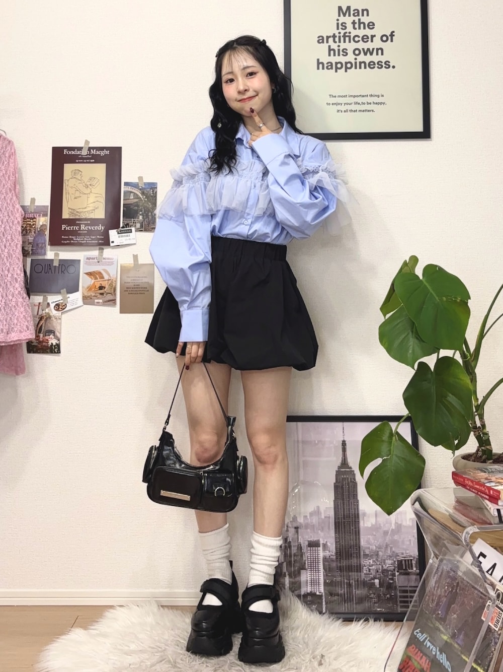 ブルー系のシャツ/ブラウス、ブラック系のその他パンツ、ブラック系のショルダーバッグを着用したレディースの春コーディネートの1枚目の写真