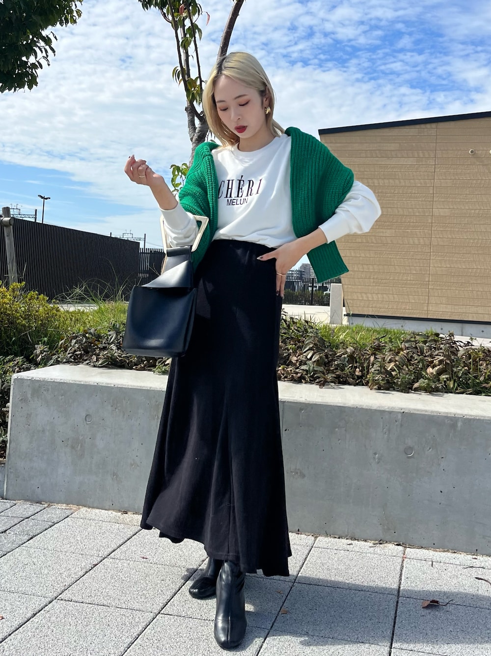 「秋ルック紹介するよ、秋コーデ、秋服コーデ、マーメイドスカート、ロングスカート、スウェット、トレーナー、ショートブーツ、ブーツ、ハンドバッグ、カーディガン、カラーコーデ、カラー×コーデ、きれいめカジュアル、GRL」｜「GRLのアイテム（カーディガン/ボレロ、グリーン系）」を使った、りなてぃさん（骨格ストレート・レディース・150cm）の秋コーディネートの1枚目の写真