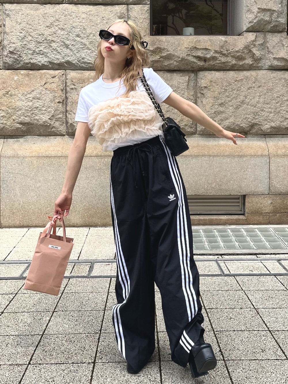 「春夏コーデ、韓国ファッション、サングラス、低身長コーデ、きれいめカジュアル、トラックパンツ、チュール、Tシャツ、白Tシャツ、レイヤードスタイル、パンツスタイル、フリル、休日スタイル、スポーツミックス、adidas」｜「mietteのﾎﾞﾘｭｰﾑﾁｭｰﾙﾋﾞｽﾁｪ（チューブトップ、ホワイト系）」を使った、りなてぃさん（骨格ストレート・レディース・150cm）の春コーディネートの1枚目の写真