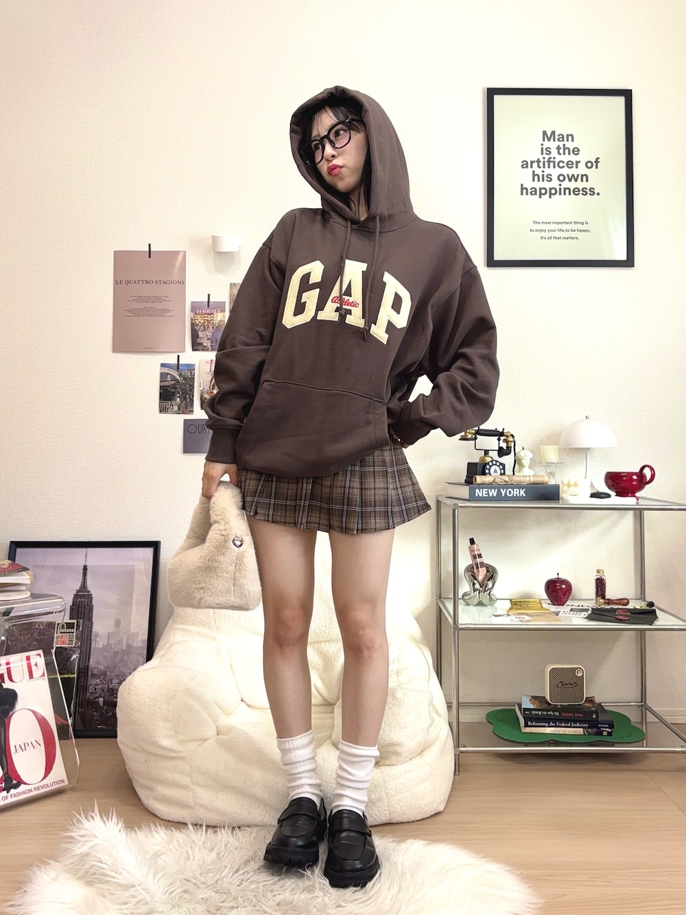 「秋っぽコーデ更新中、秋コーデ、パーカー、GAP、ブラウン、チェック、ミニスカート、ローファー、厚底シューズ、ハンドバッグ、ファーバッグ、テーマパークコーデ、ハロウィン、メガネ女子、デートコーデ」｜「GAPのGapロゴ パーカー(ユニセックス)（パーカー、ブラウン系）」を使った、りなてぃさん（骨格ストレート・レディース・150cm）の秋コーディネートの1枚目の写真