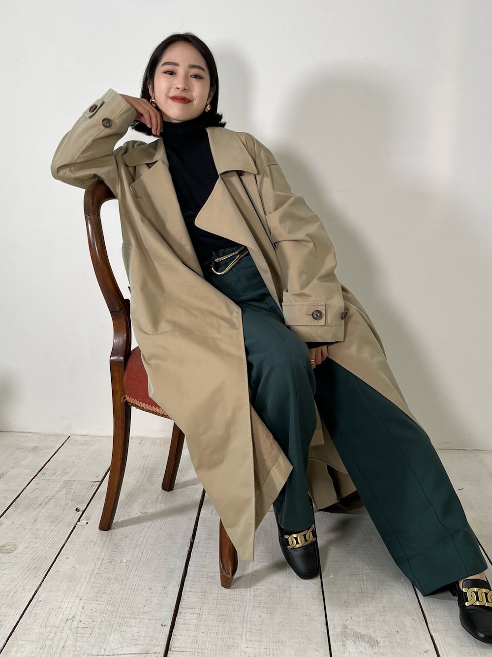 「カジュアル、シンプル、グリーン、ローファー、秋のコーデ、ハイネック、ユニクロ、休日スタイル、プチプラ、パンツスタイル、低身長コーデ、大人かわいい、冬アウター、未来のWEARISTAプロジェクト、冬コーデ」｜「UNIQLOのアイテム（トレンチコート、ベージュ系）」を使った、りなてぃさん（レディース・150cm）の秋コーディネートの1枚目の写真