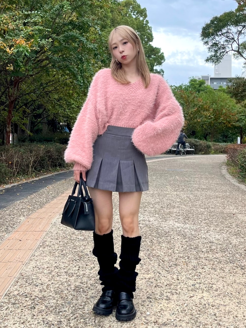 「ファッションを楽しもう、WEARyouthコーデ、お出かけコーデ、厚底シューズ、プチプラ、きれいめカジュアル、ニット、ローファー、ハンドバッグ、グレー、ミニスカート、韓国ファッション、ピンク、カラー×コーデ、カラーニット」｜「EPIMI E'PIMMYの【ハンドウォッシャブル】2WAYモールフェザーショートプルオーバー（ニット/セーター、ピンク系）」を使った、りなてぃさん（骨格ストレート・レディース・150cm）の秋コーディネートの1枚目の写真