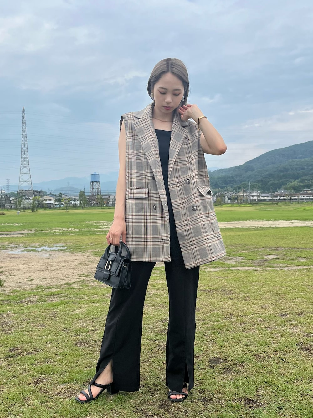「真夏のアクティブスタイル、カジュアルコーデ、パンツスタイル、キレイめ、オトナ女子、プチプラ、低身長コーデ、ベスト、ジレ、チェック、スリット、スリットパンツ、ストレートパンツ、サンダル、GRL」｜「GRLのグレンチェック柄テーラードベスト（ベスト、ベージュ系）」を使った、りなてぃさん（レディース・150cm）の夏コーディネートの1枚目の写真