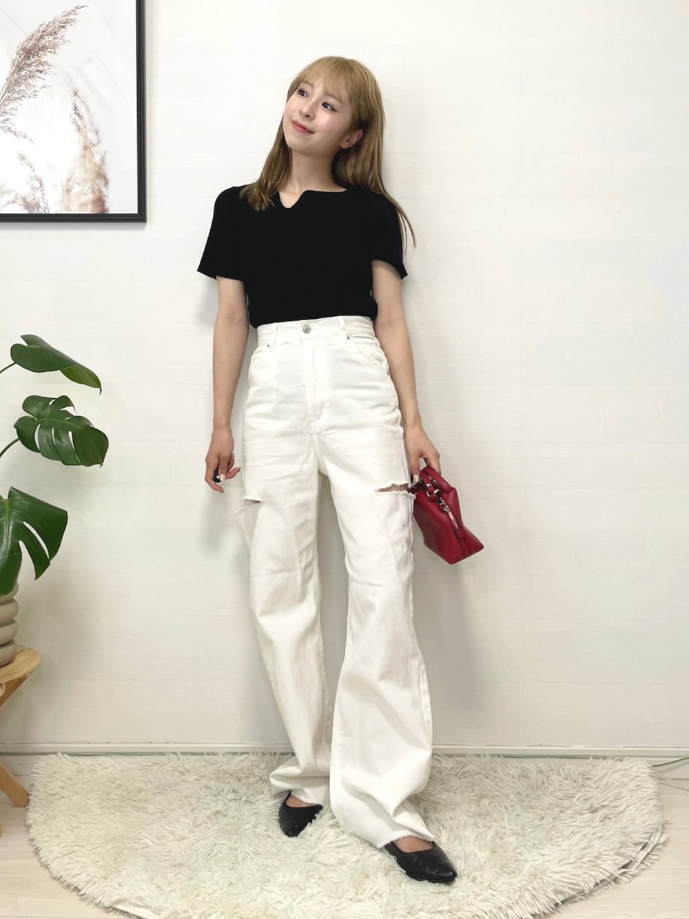 「夏コーデ、シンプルスタイル、休日コーデ、パンツスタイル、韓国ファッション、休日スタイル、デニム、デニムパンツ、ショルダーバッグ、ハンドバッグ、バレエシューズ、きれいめカジュアル、モノトーン、プチプラ、カジュアルコーデ」｜「mietteのｳｪｰﾌﾞﾈｯｸﾗｲﾝ半袖ﾄｯﾌﾟｽ（ニット/セーター、ブラック系）」を使った、りなてぃさん（骨格ストレート・レディース・150cm）の夏コーディネートの1枚目の写真