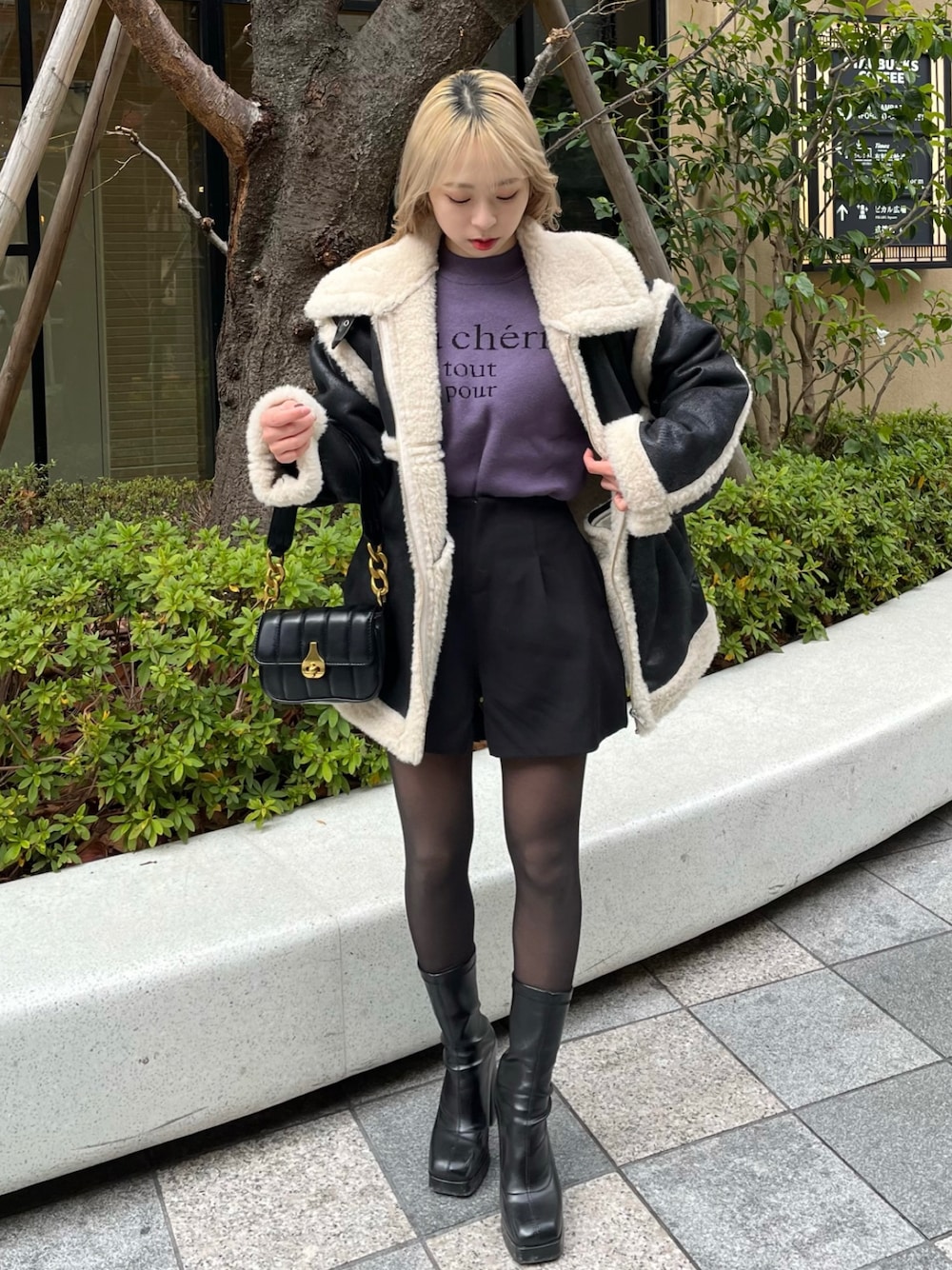 「冬コーデ、ムートン、ムートンジャケット、ショートパンツ、ショートブーツ、ブーツ、ニット、モード、きれいめカジュアル、GRL、プチプラ、低身長、カラーニット、私の推しブランド、ほめられ本命コーデ」｜「GRLのアイテム（ニット/セーター、パープル系）」を使った、りなてぃさん（骨格ストレート・レディース・150cm）の冬コーディネートの1枚目の写真