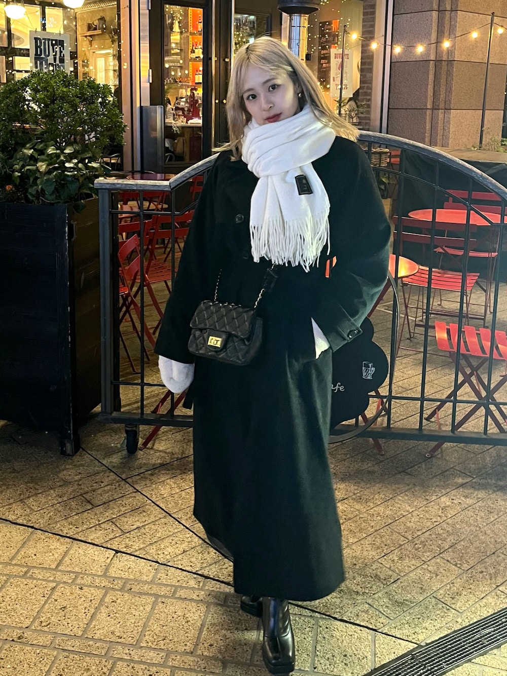 「冬コーデ、ロングコート、コート、モノトーン、モノトーンコーデ、マフラー、マフラーぐるぐる、手袋、ショルダーバッグ、ブーツ、ショートブーツ、プチプラ、低身長、きれいめカジュアル、ほめられ本命コーデ」｜「Olu.のアイテム（マフラー、ホワイト系）」を使った、りなてぃさん（骨格ストレート・レディース・150cm）の冬コーディネートの1枚目の写真