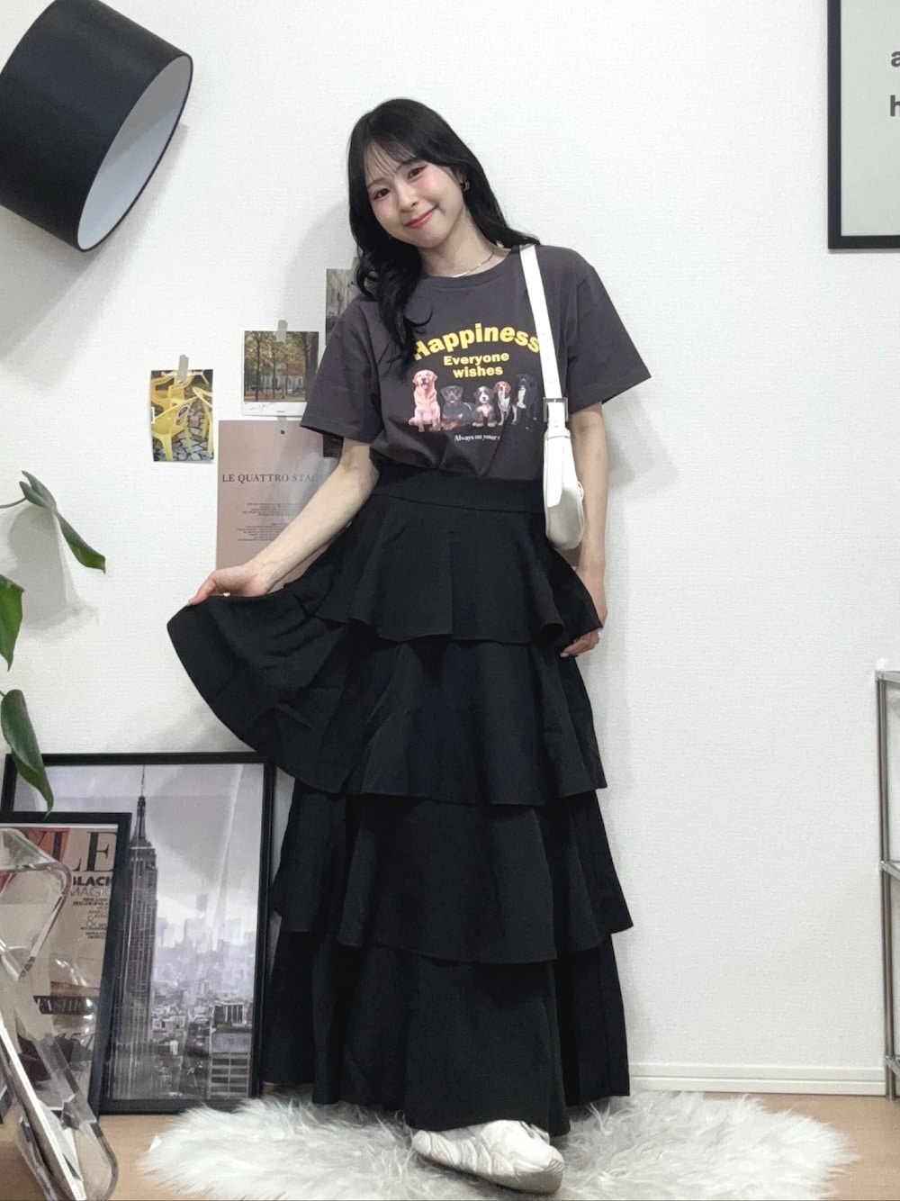 「モノトーン、ティアードスカート、ロングスカート、Tシャツ、ロゴT、スニーカー、スポーツミックス、ショルダーバッグ、デートコーデ、休日スタイル、お出かけコーデ、プチプラ、低身長、プリントT、夏コーデ」｜「mietteのdogプリントTシャツ（Tシャツ/カットソー、グレー系）」を使った、りなてぃさん（骨格ストレート・レディース・150cm）の春コーディネートの1枚目の写真