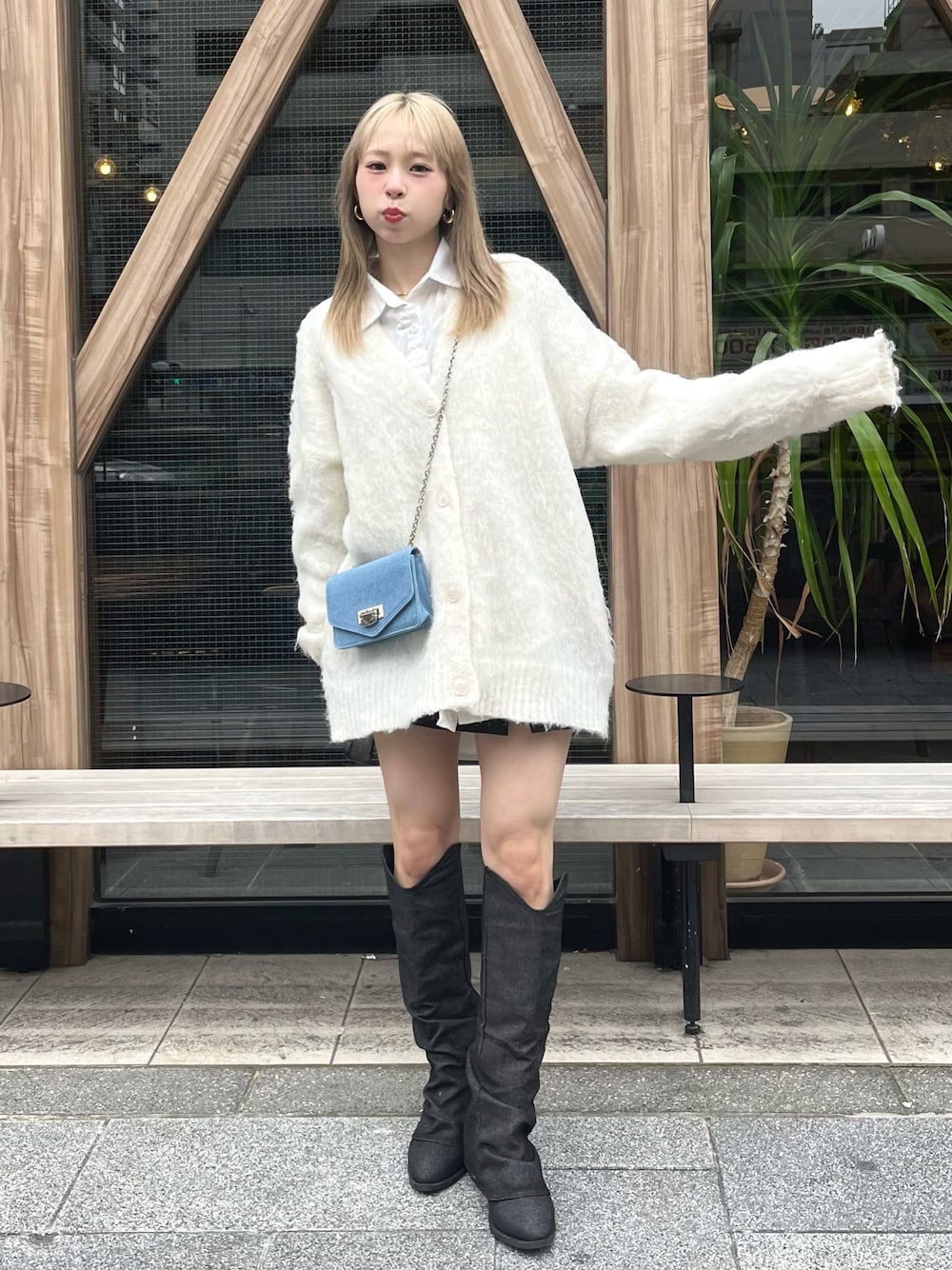 「今日のコスメと服、春色、休日スタイル、カーディガン、ショルダーバッグ、デートコーデ、春コーデ、プチプラ、春服みてみて、ブーツ、レイヤードスタイル、韓国ファッション、ホワイトコーデ、おでかけコーデ、春のNewスタイル」｜「SHEINのアイテム（シャツ/ブラウス、ホワイト系）」を使った、りなてぃさん（骨格ストレート・レディース・150cm）の春コーディネートの1枚目の写真