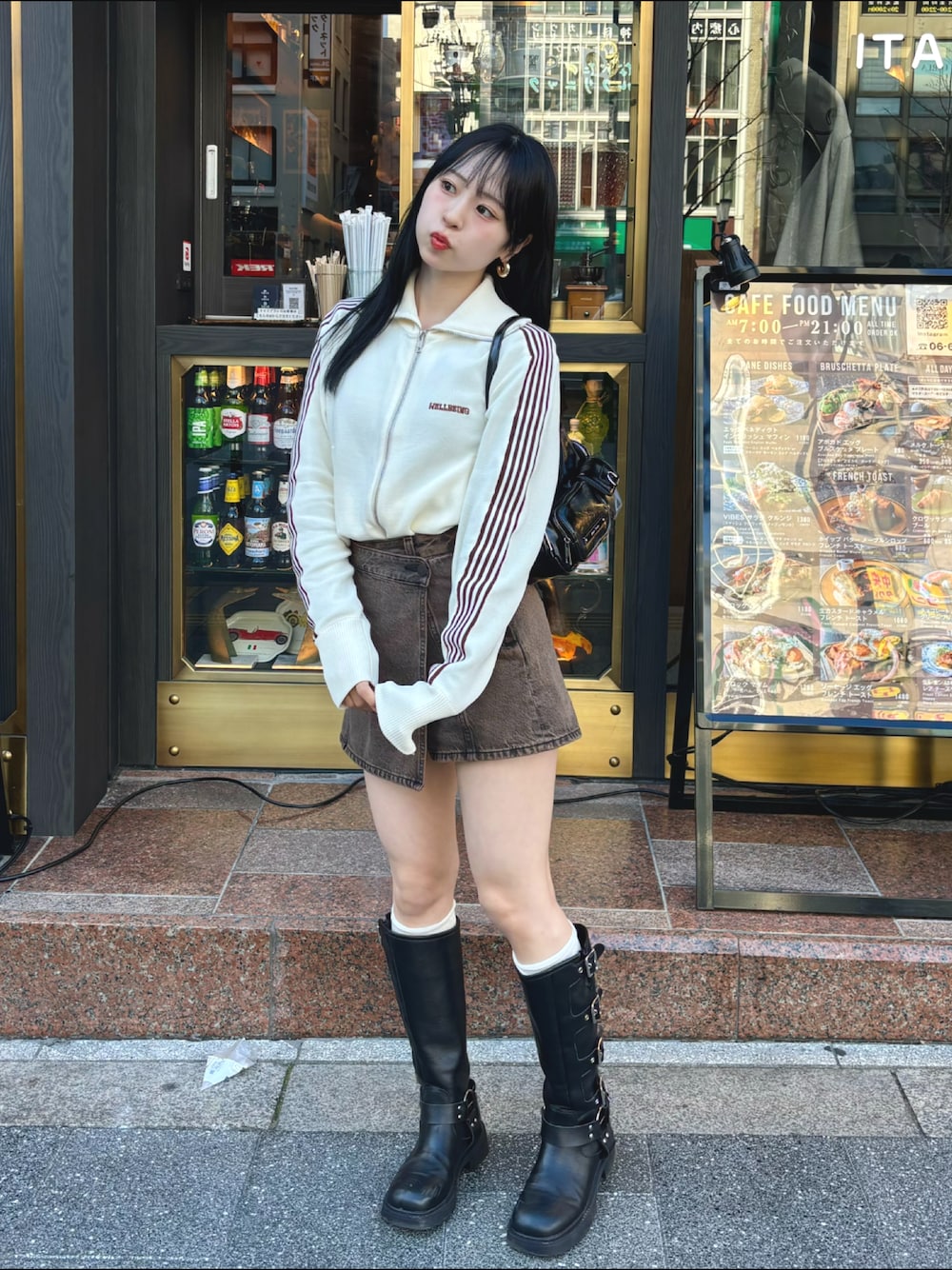 ホワイト系のその他アウター、ブラウン系のスカート、ブラック系のブーツを着用したレディースの冬コーディネートの1枚目の写真