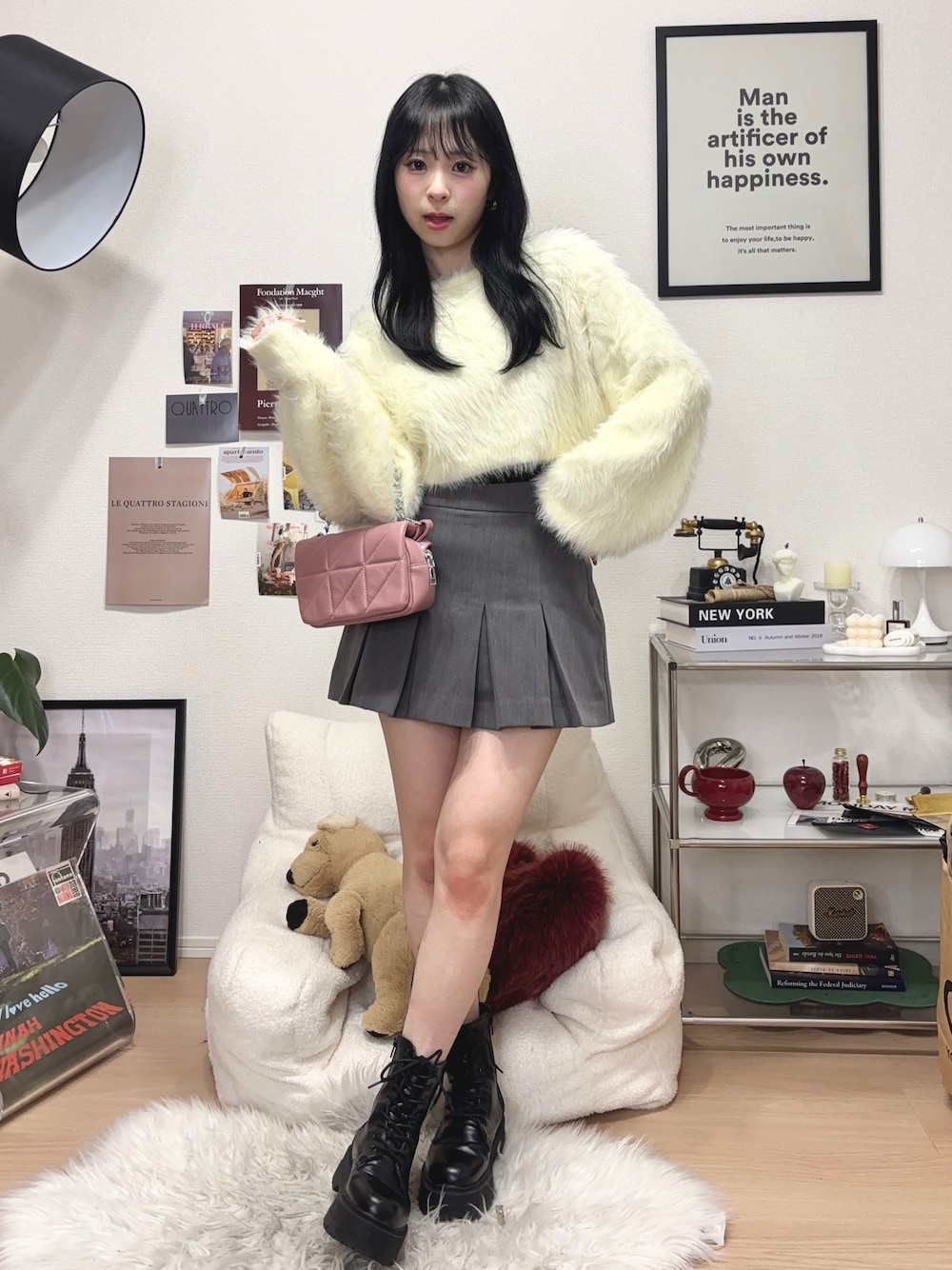 「春色、春コーデ、ピンク、ニット、ブーツ、厚底シューズ、プチプラ、きれいめカジュアル、休日スタイル、お出かけコーデ、低身長、春服みてみて、ショート丈トップス、韓国ファッション、グレー」｜「JUST A NOONのチャーム付きフェザークロップドニット（ニット/セーター、ベージュ系）」を使った、りなてぃさん（骨格ストレート・レディース・150cm）の冬コーディネートの1枚目の写真