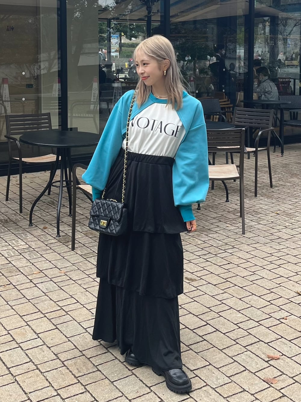 「休日スタイル、春コーデ、ショルダーバッグ、ボリューム袖、韓国ファッション、ローファー、春服みてみて、ボレロ、カーディガン、ロゴT、ロンT、ティアードスカート、ロングスカート、厚底シューズ、きれいめカジュアル」｜「VACANCYのコクーンスリーブレイヤードトップス（Tシャツ/カットソー、ブルー系）」を使った、りなてぃさん（骨格ストレート・レディース・150cm）の春コーディネートの1枚目の写真