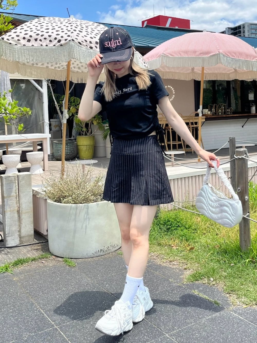「低身長コーデ、プチプラ、夏コーデ、きれいめカジュアル、モノトーン、雨の日コーデ、ハンドバッグ、デートコーデ、ストライプ、ミニスカート、ロゴT、キャップ、スニーカー、韓国ファッション、ブラックコーデ」｜「jouetieのヴィンテージライクダメージロゴキャップ（キャップ、ブラック系）」を使った、りなてぃさん（骨格ストレート・レディース・150cm）の夏コーディネートの1枚目の写真